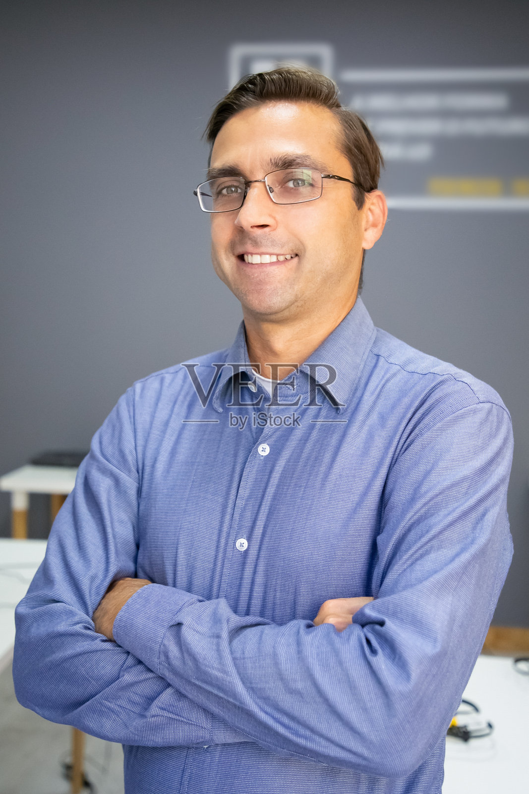 高加索内容教师的肖像与双手合十照片摄影图片