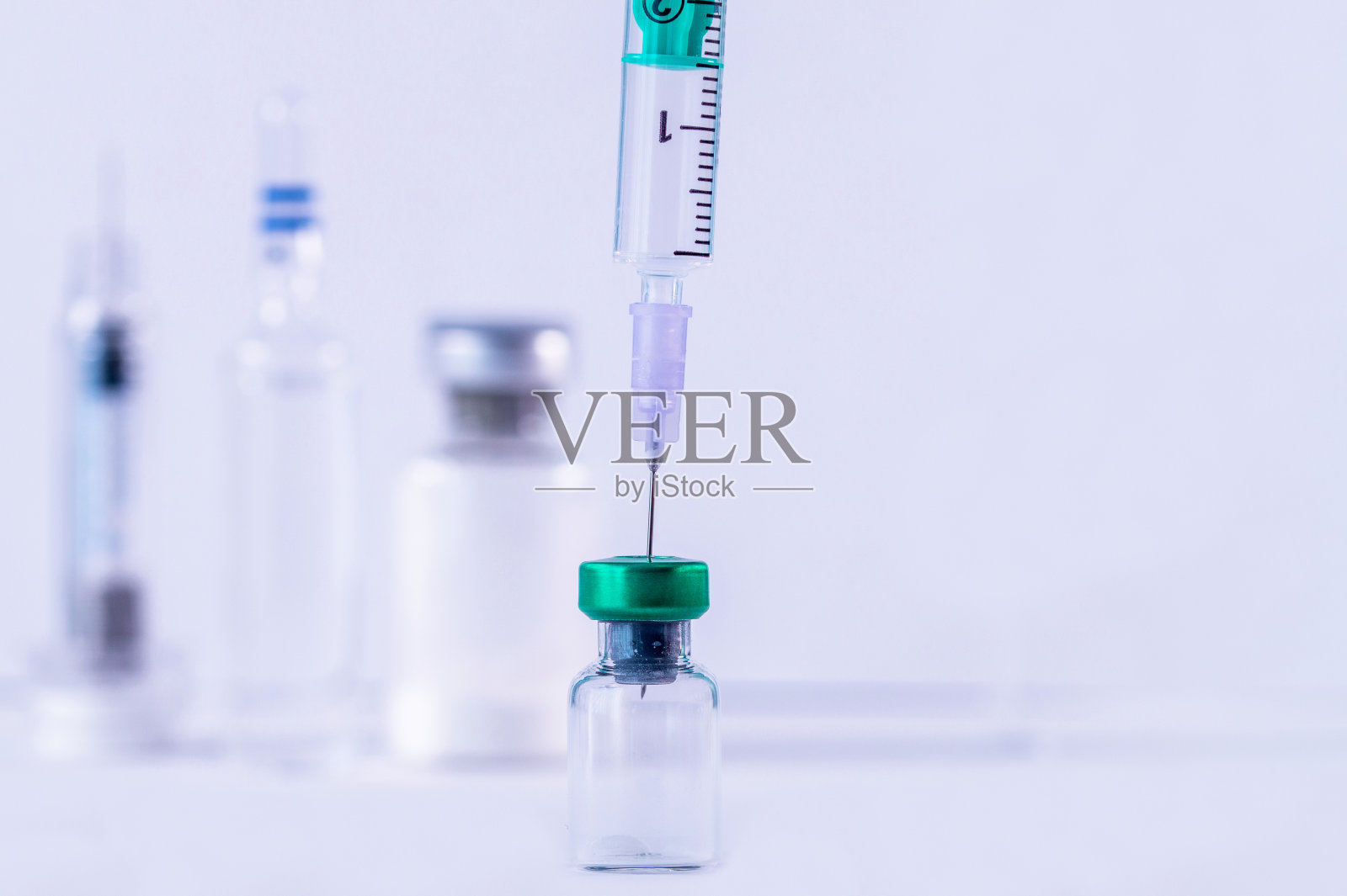 医药研究。注射器和疫苗。研究、医学、药学和保健理念。照片摄影图片
