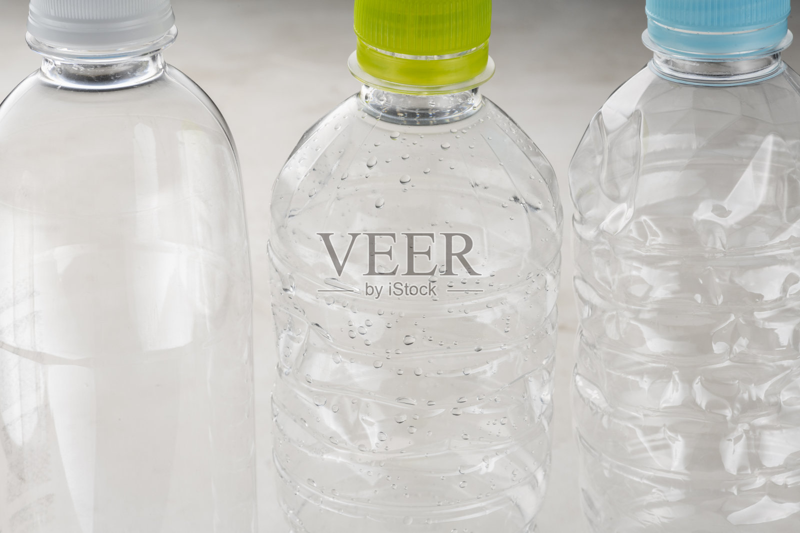 关闭的空饮料塑料瓶照片摄影图片