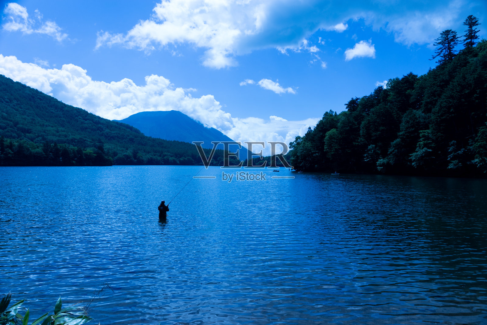 一个人在湖上钓鱼照片摄影图片
