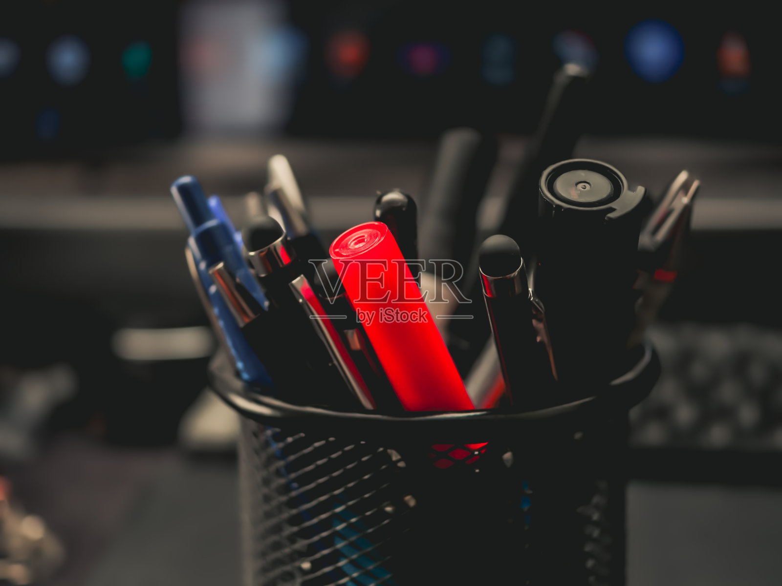 尘土飞扬，彩色圆珠笔和铅笔特写镜头，景深浅。照片摄影图片