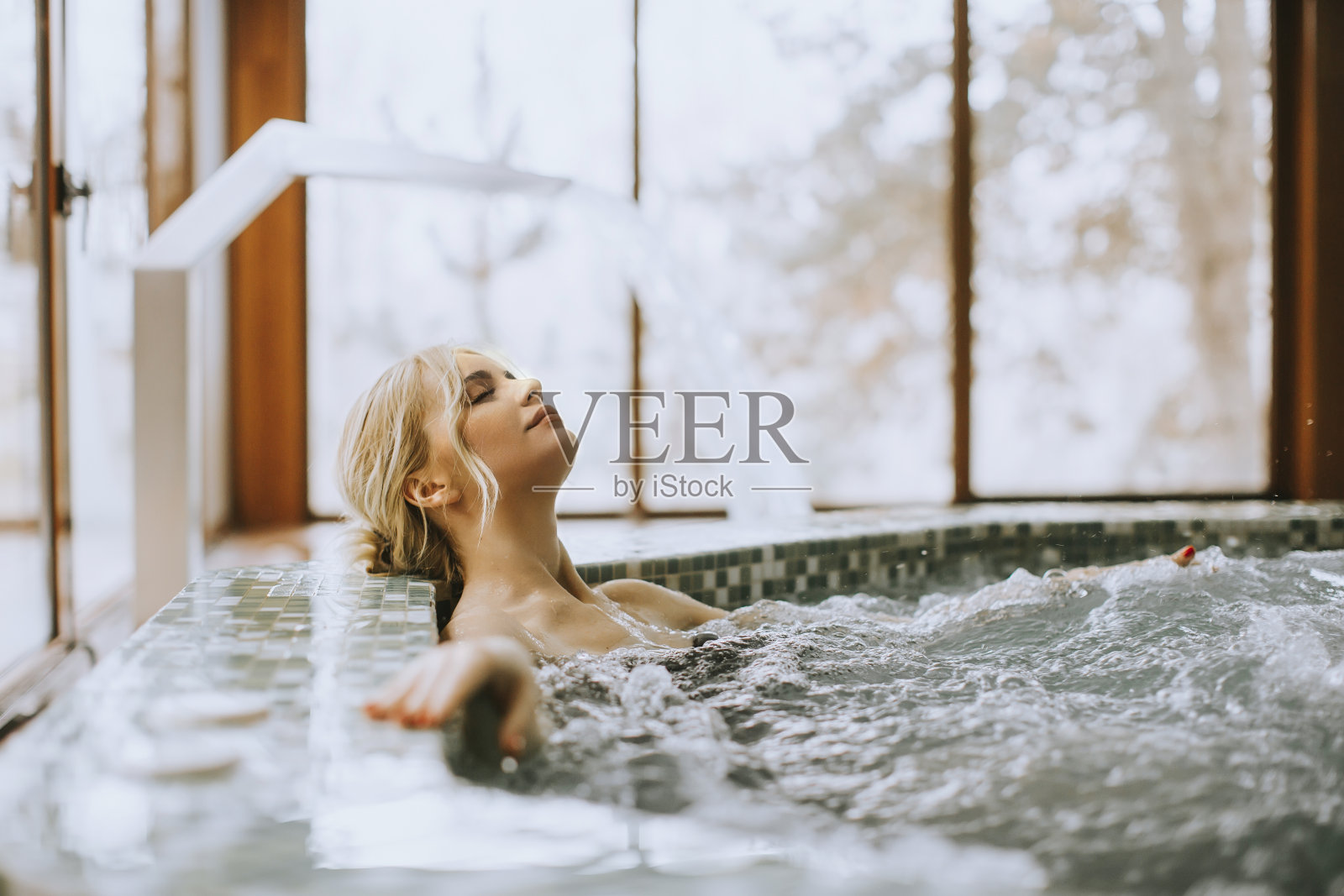 年轻女子在浴缸里放松照片摄影图片