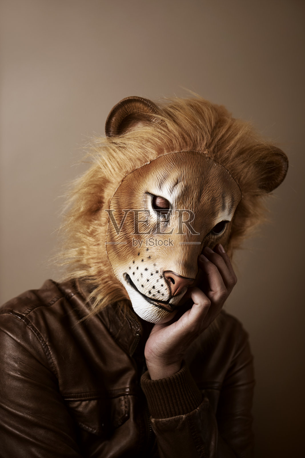 戴着狮子面具的男人，复古照片摄影图片