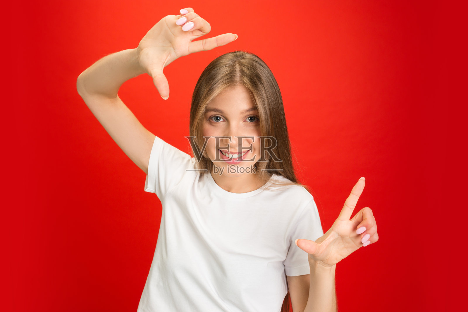 年轻的白人妇女肖像与明亮的情绪在明亮的红色工作室背景照片摄影图片