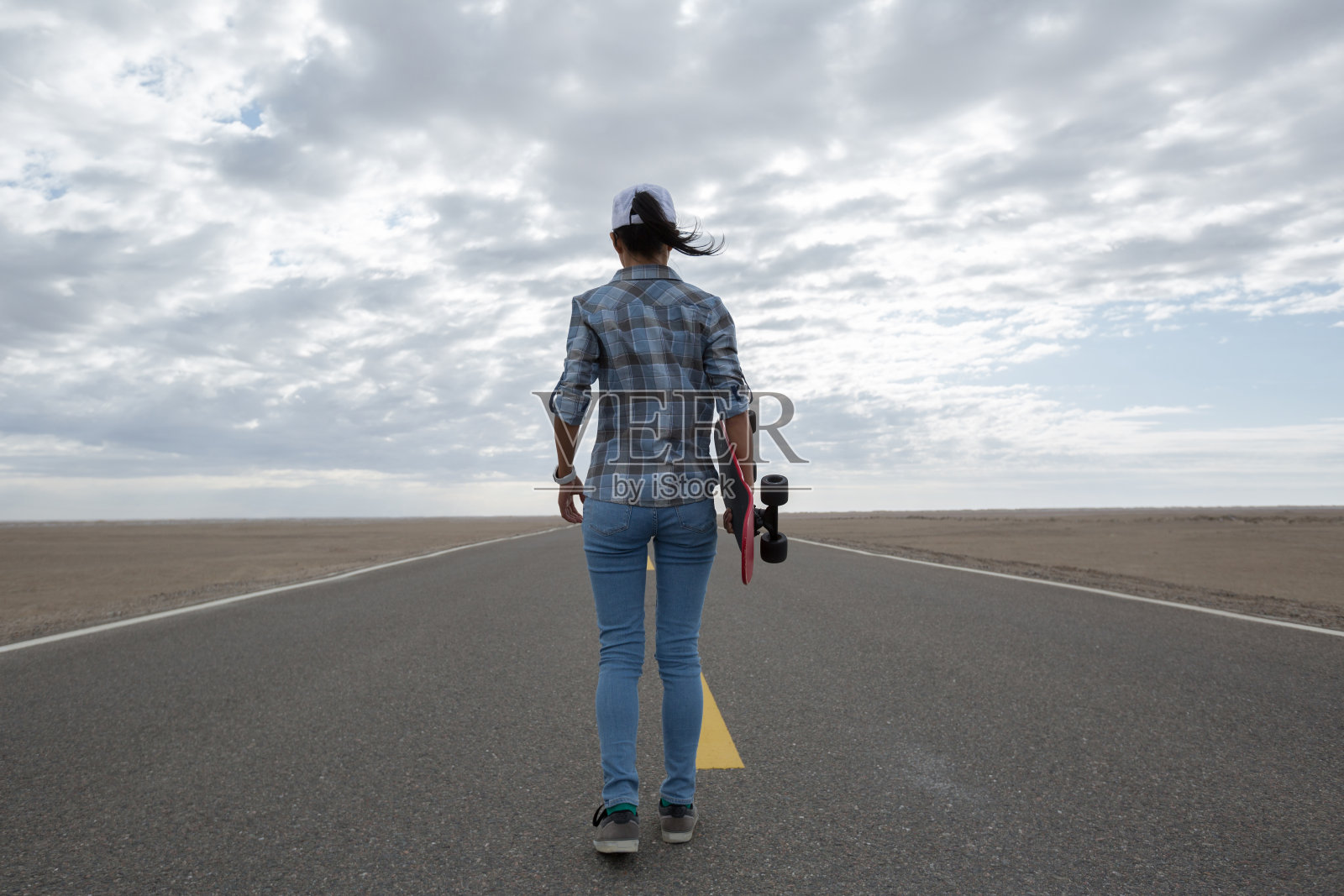 亚洲女子滑板在世界范围内滑板照片摄影图片