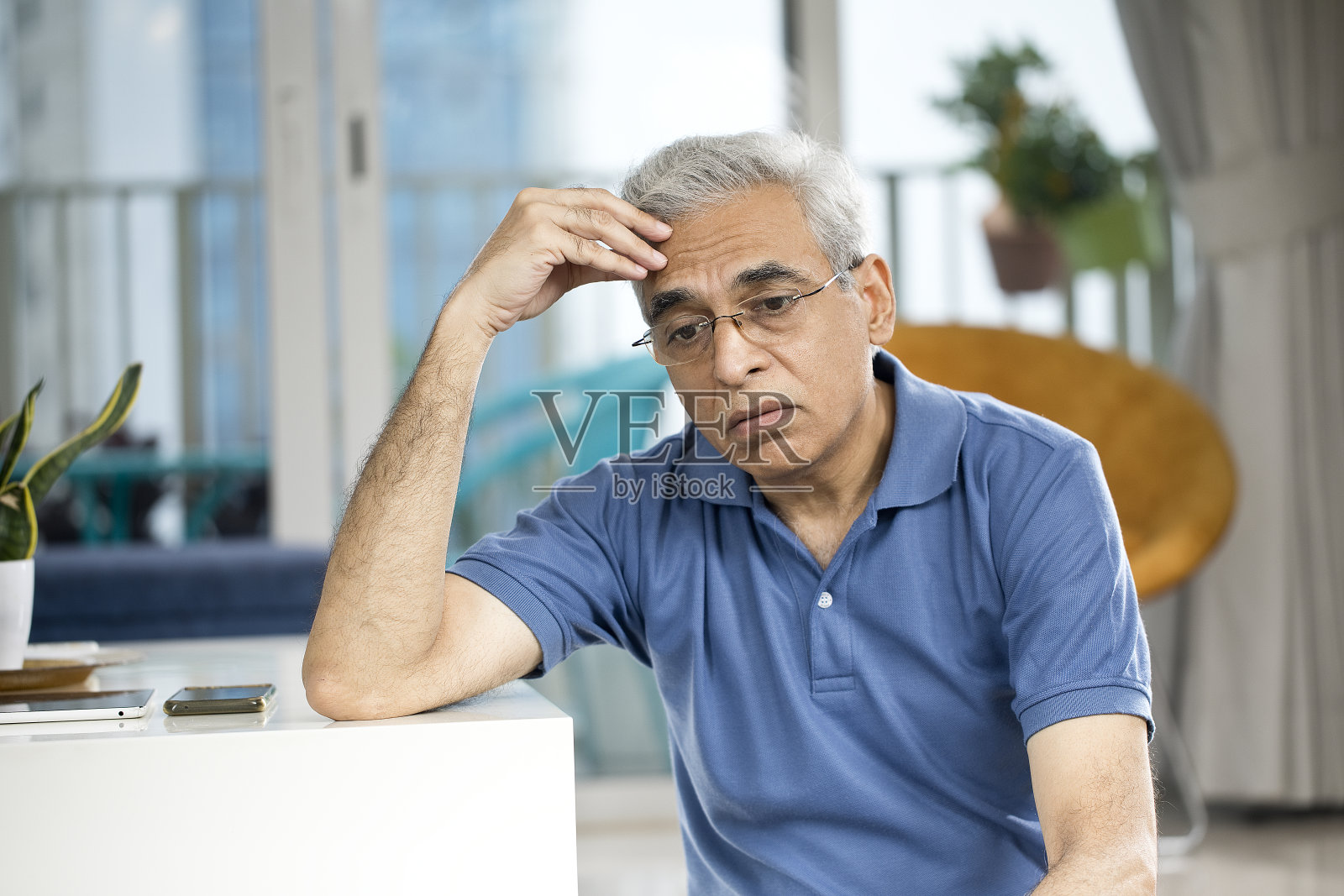 情绪低落的老年男人照片摄影图片