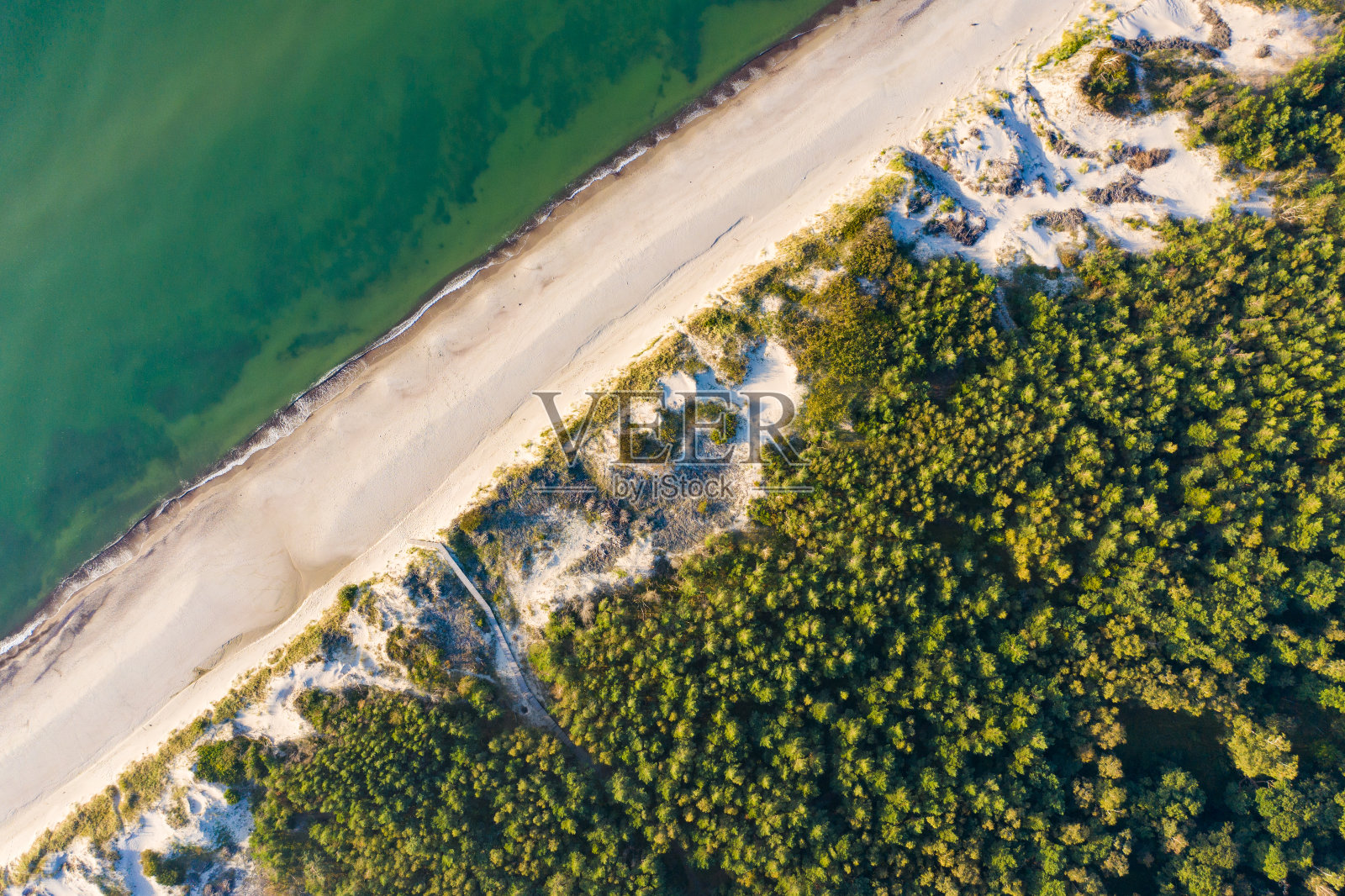 从上面看库尔尼喷口。空中无人机拍摄。照片摄影图片