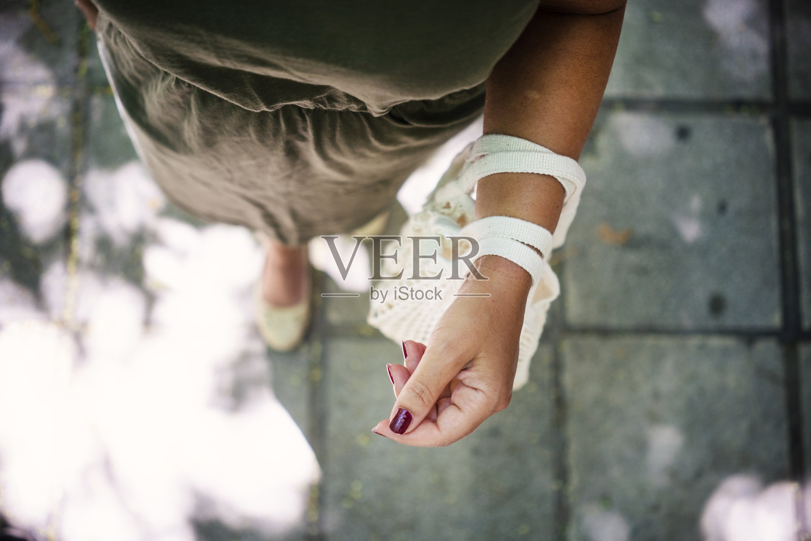 妇女使用可重复使用的网状购物袋，零浪费，无塑料的概念，可持续的生活方式照片摄影图片