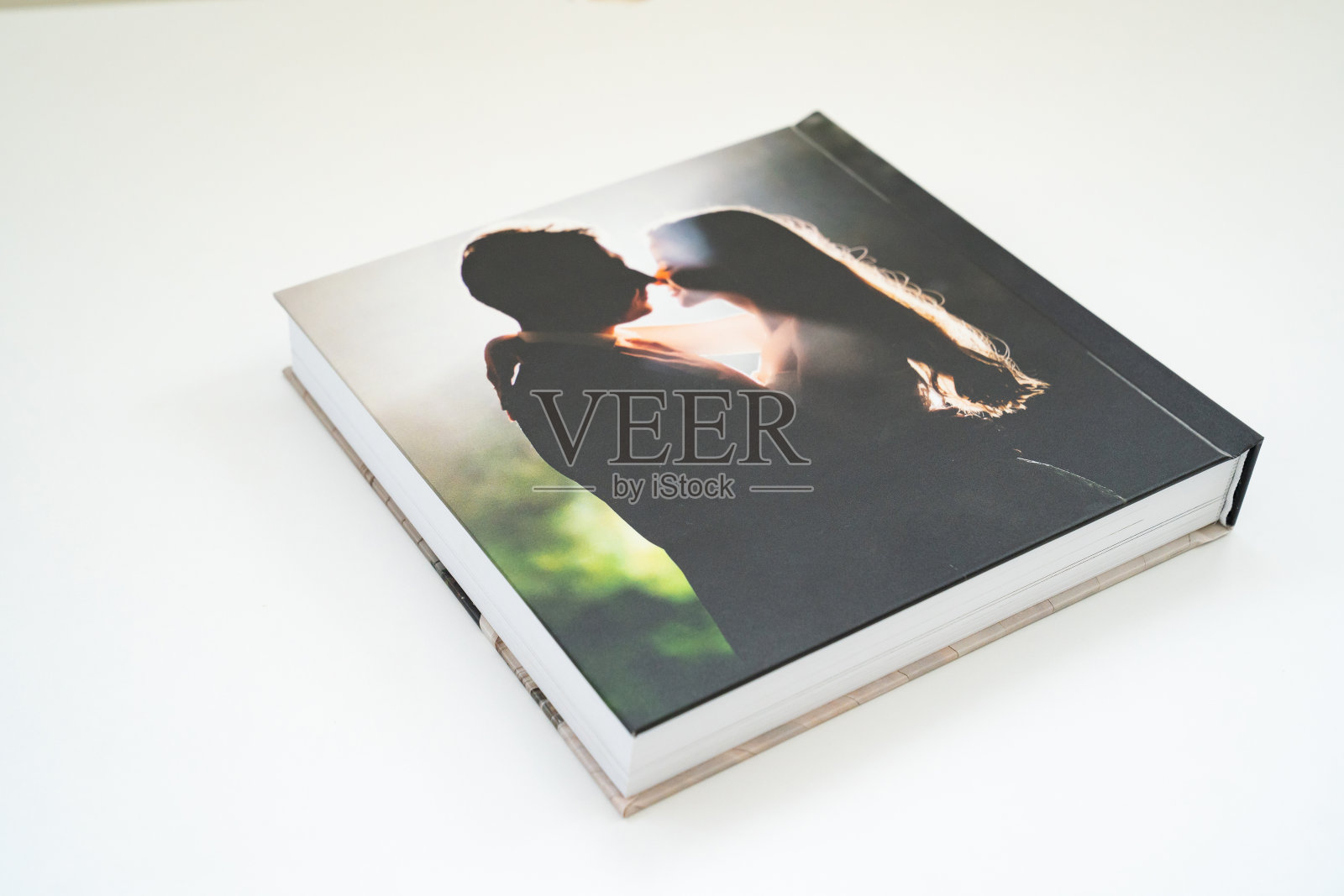 合上的厚页婚礼相册照片摄影图片