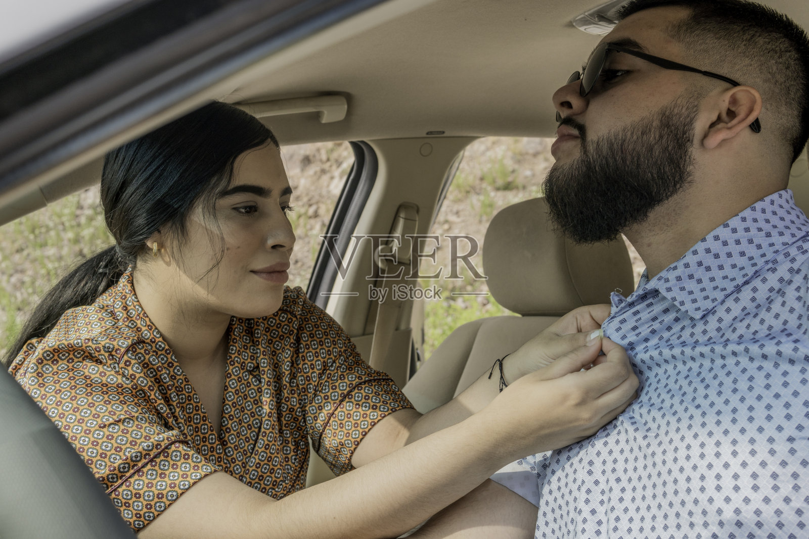 一对准备外出的夫妇照片摄影图片