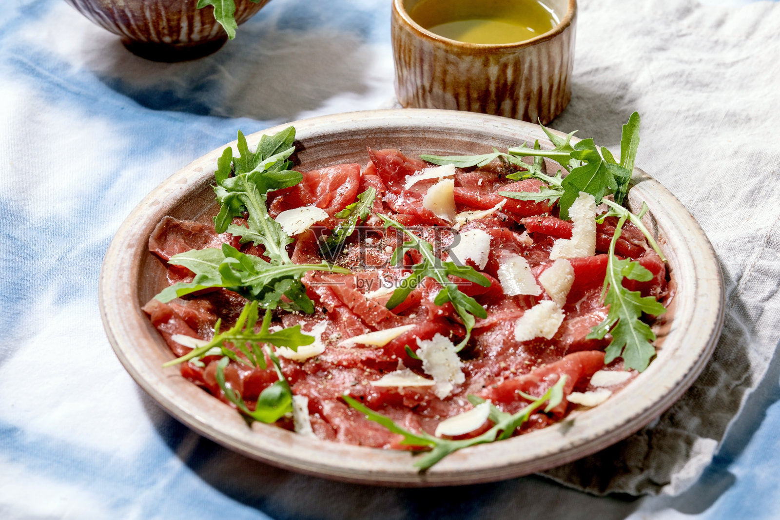 牛肉片，奶酪和芝麻菜照片摄影图片