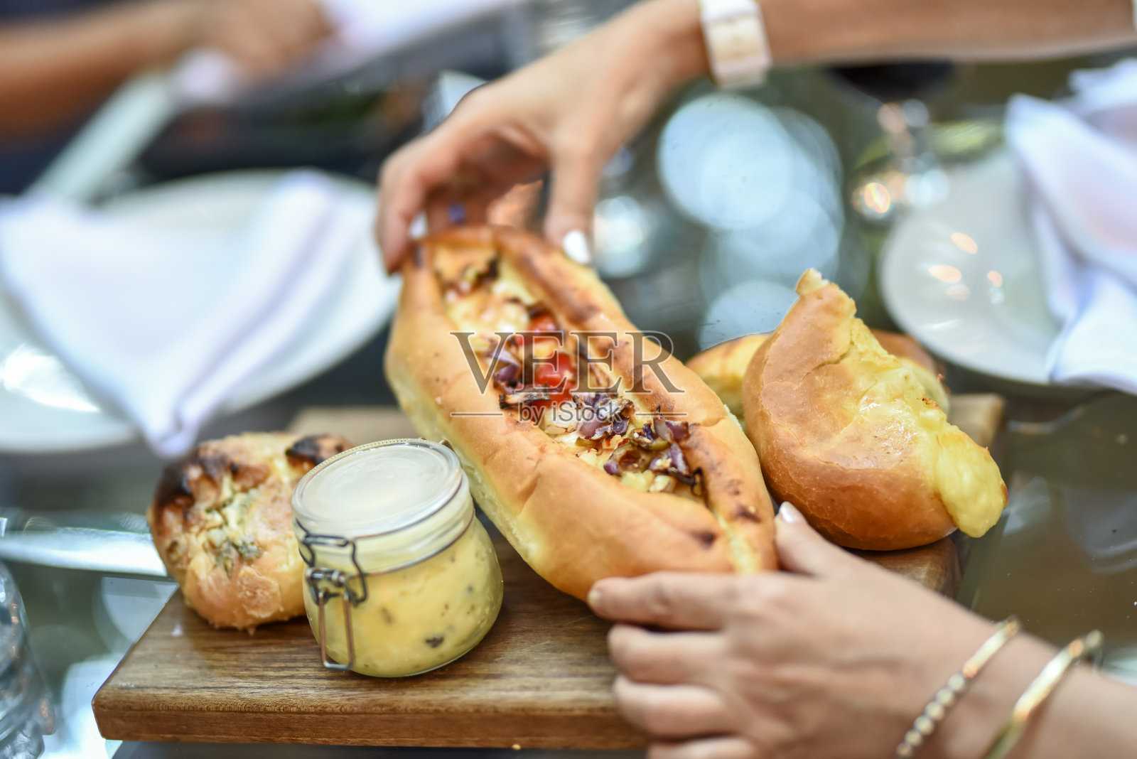 面包、香料和蔬菜放在木盘子里照片摄影图片