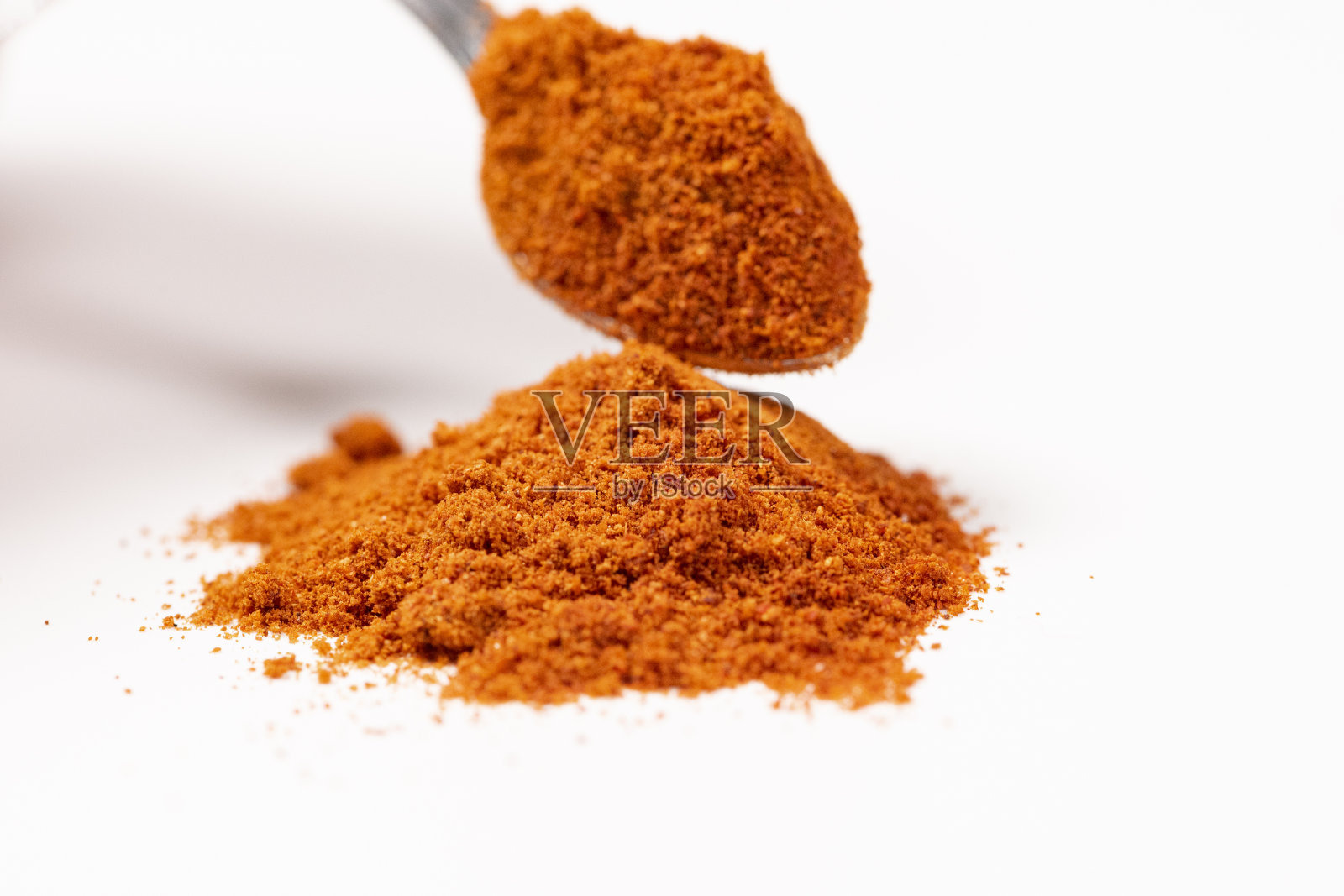 粉末状的红辣椒堆在白色的背景上照片摄影图片