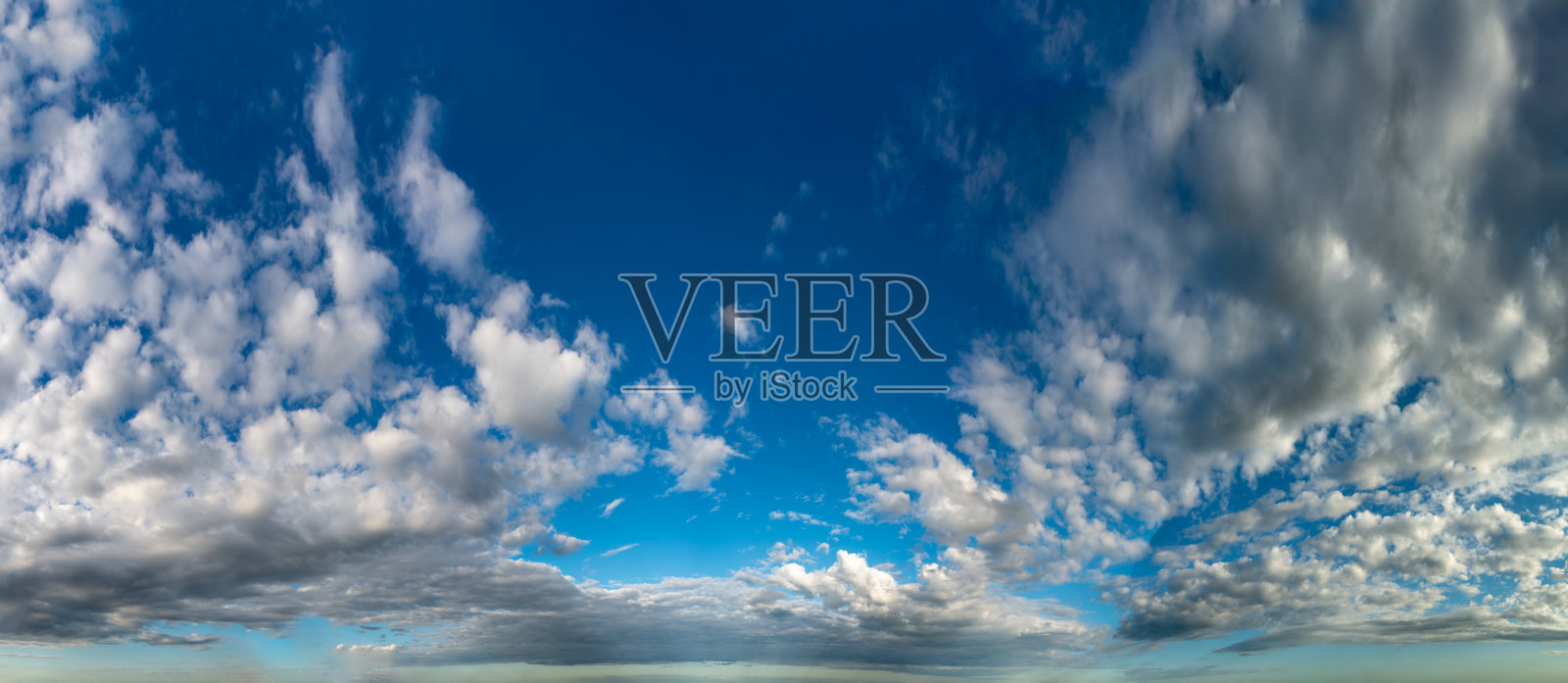 奇妙的黑暗雷雨云，天空全景照片摄影图片