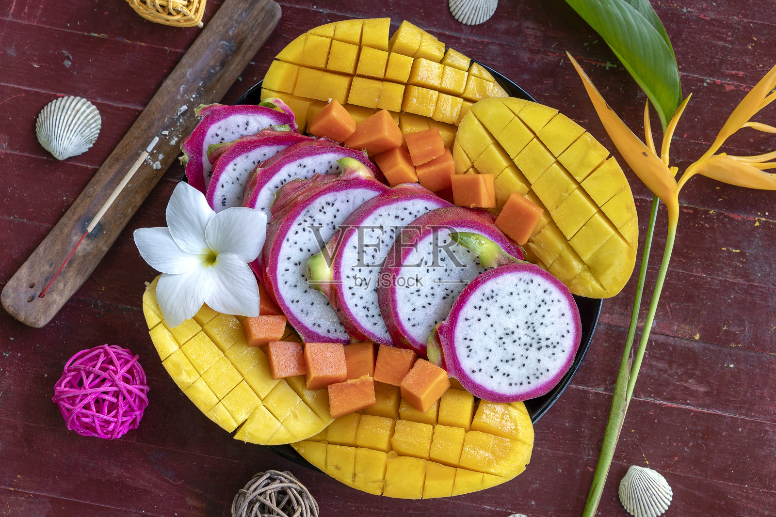 各种热带水果在一个盘子，近距离照片摄影图片