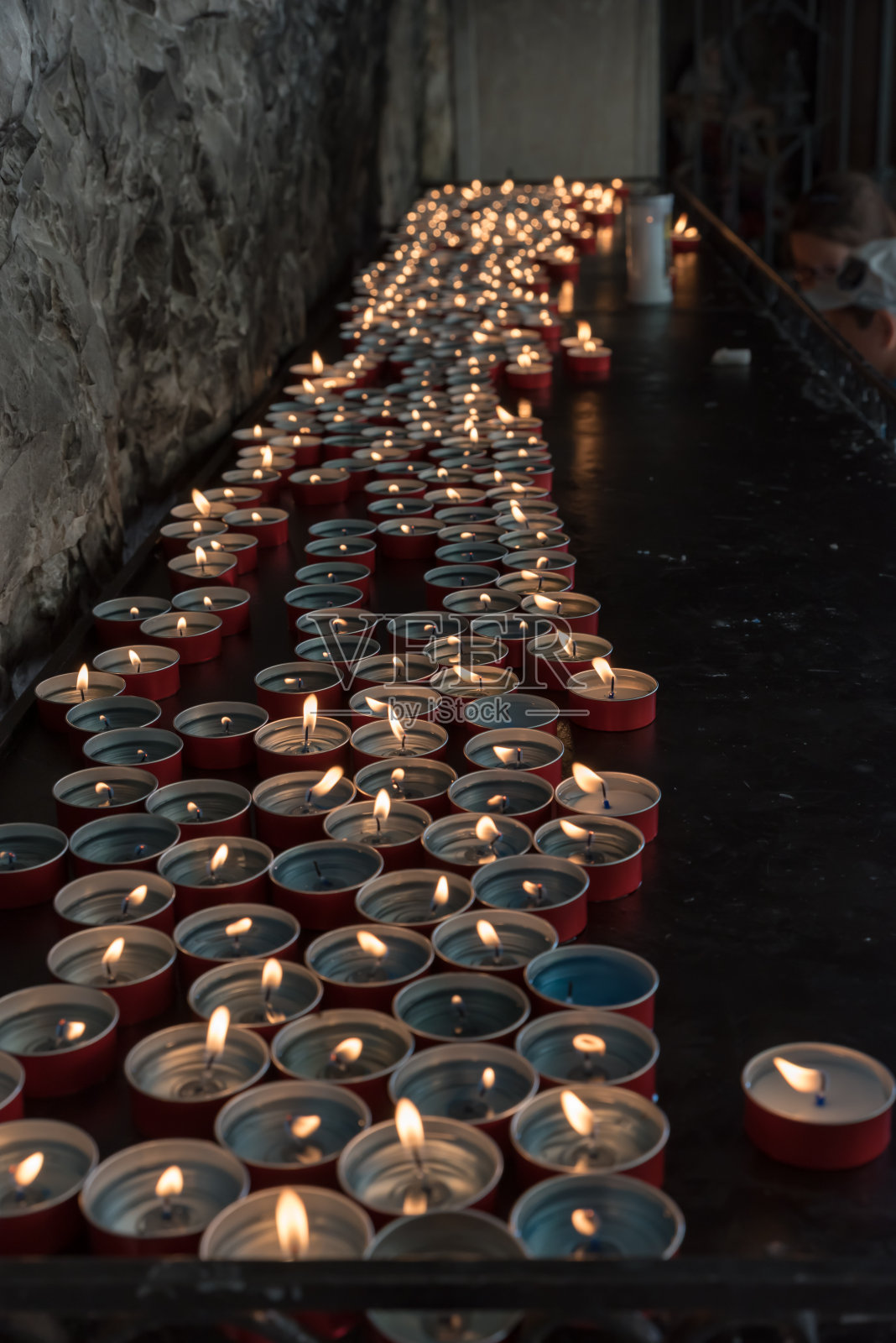 教堂里点着蜡烛照片摄影图片