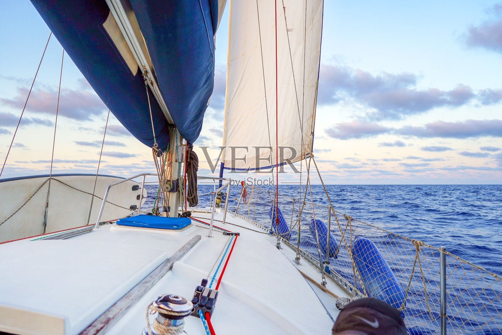 扬帆起航的帆船，水上旅游概念照片摄影图片