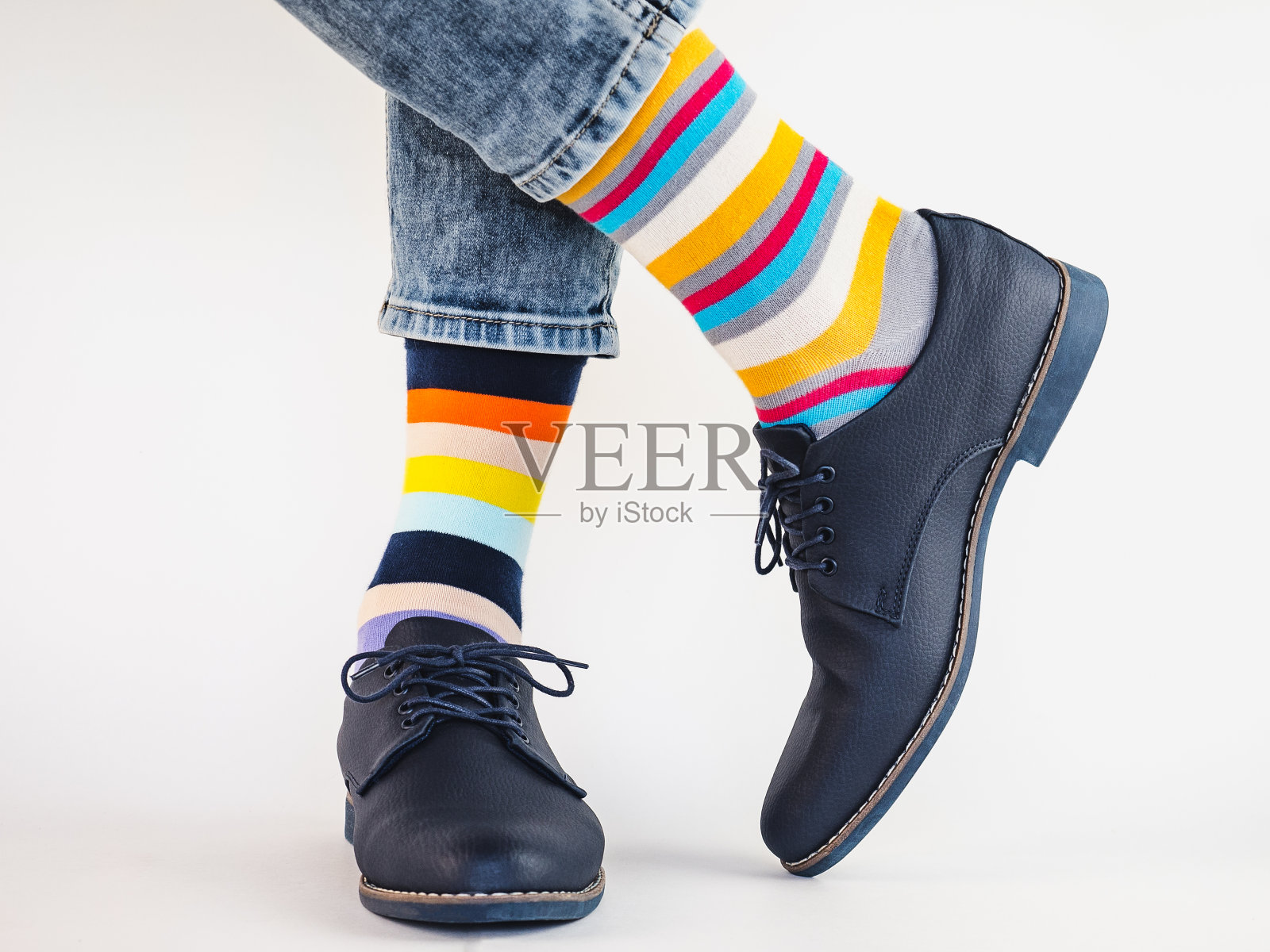 男士的腿，时髦的鞋子和明亮的袜子照片摄影图片