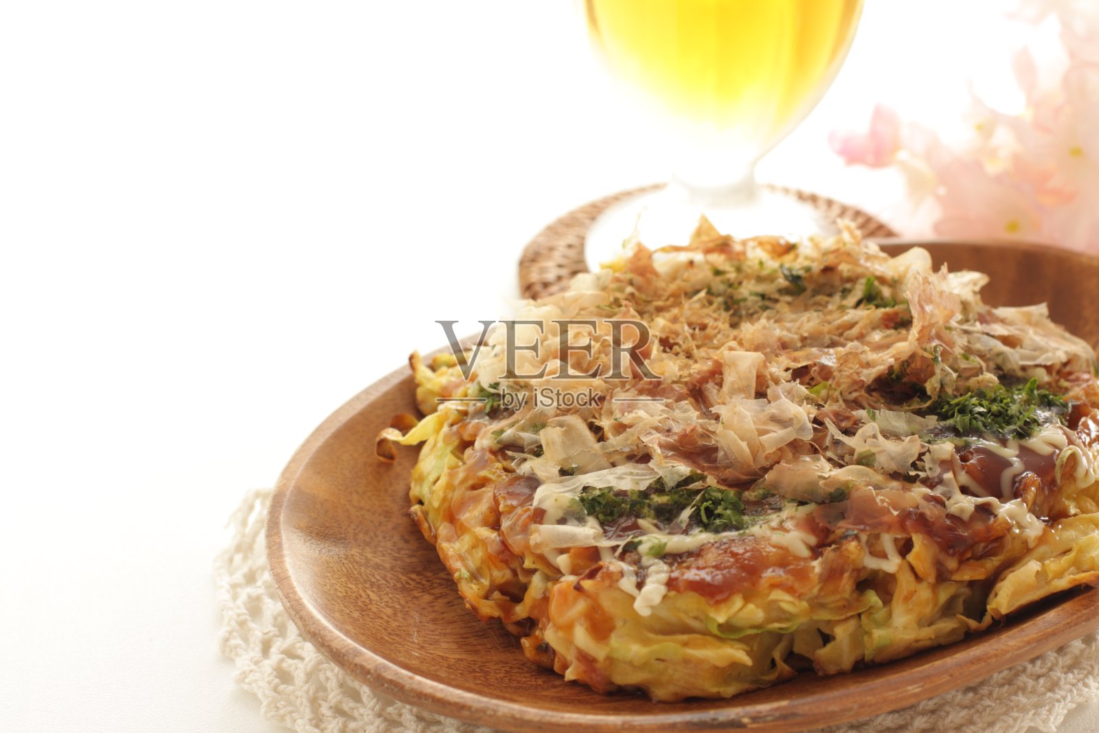 日式料理，木盘上的御膳烧照片摄影图片