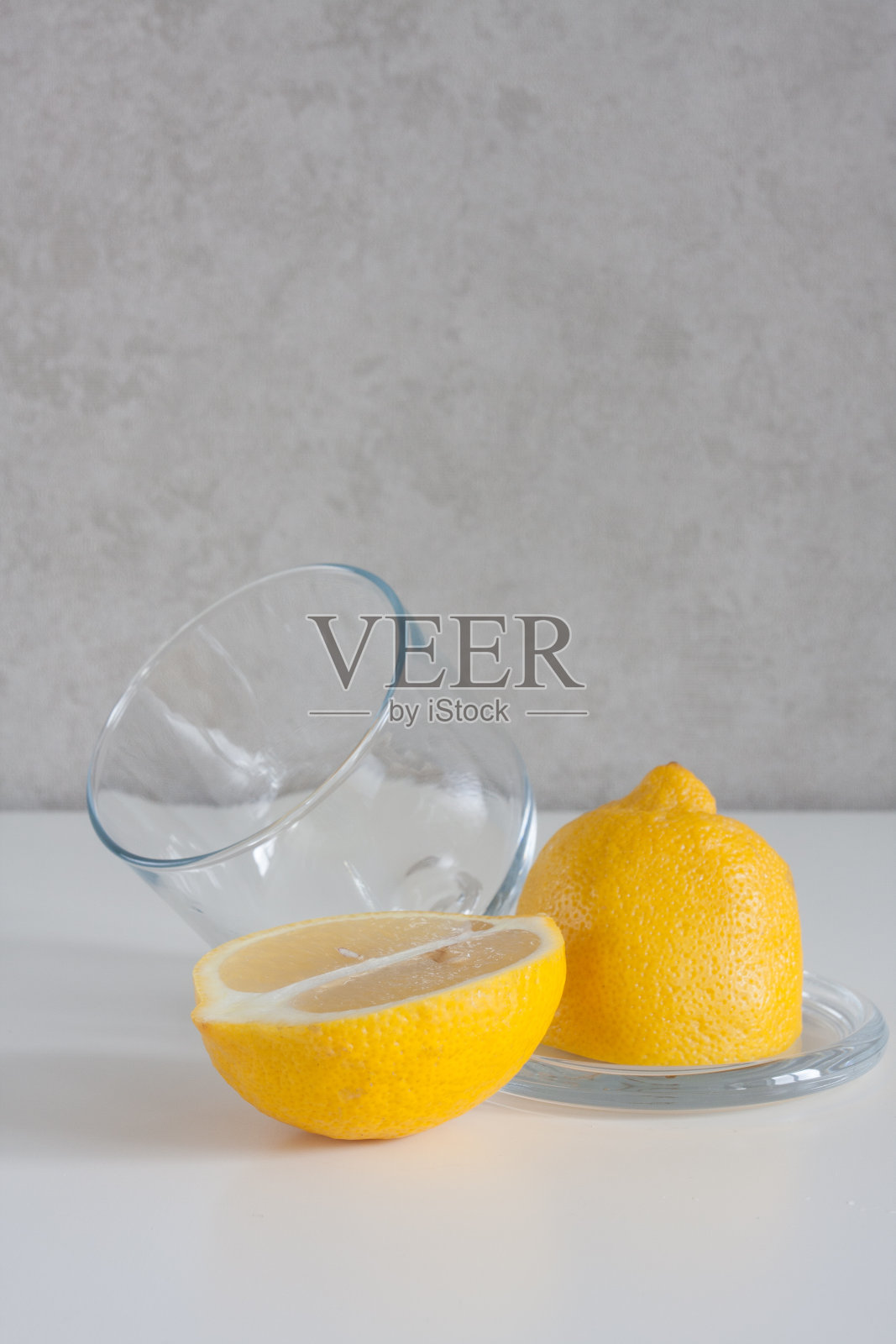 迷你玻璃罩里的新鲜柠檬照片摄影图片