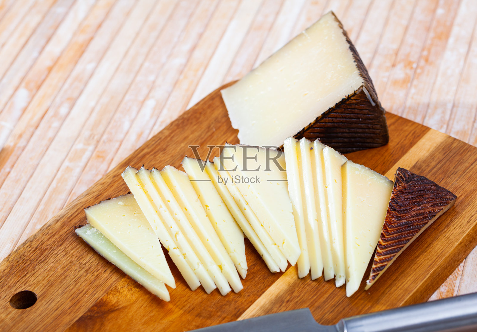 切片意大利熏羊奶酪佩科里诺干酪照片摄影图片