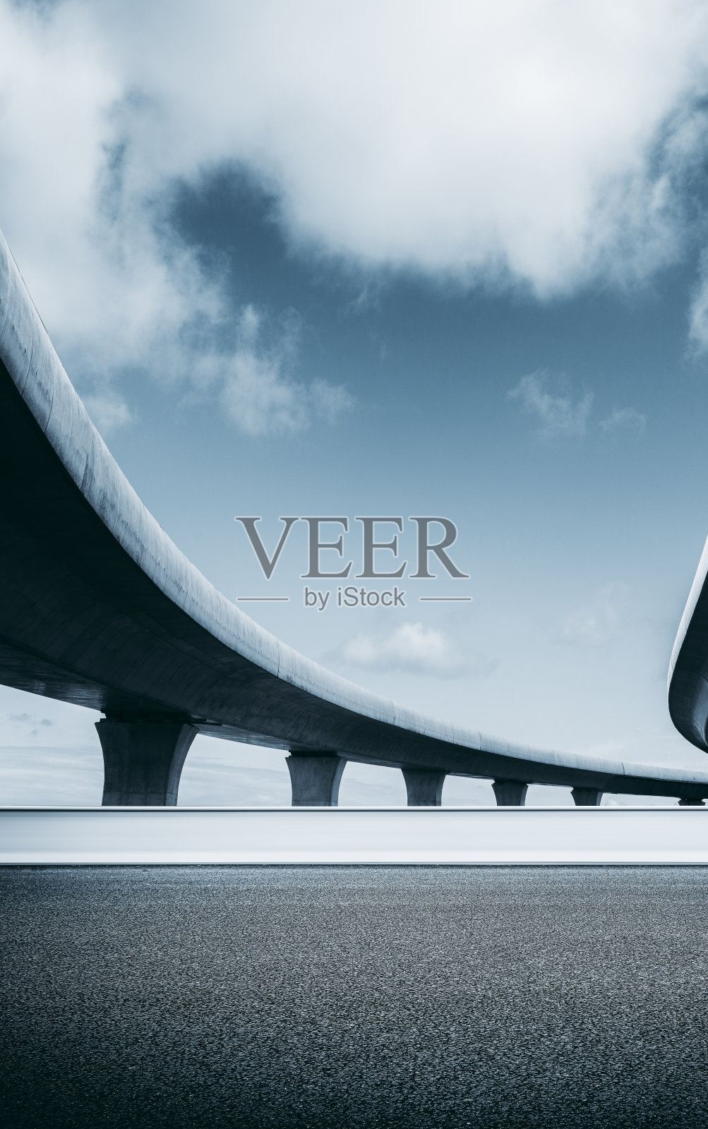 晴空万里，高速公路人行道下立交桥照片摄影图片