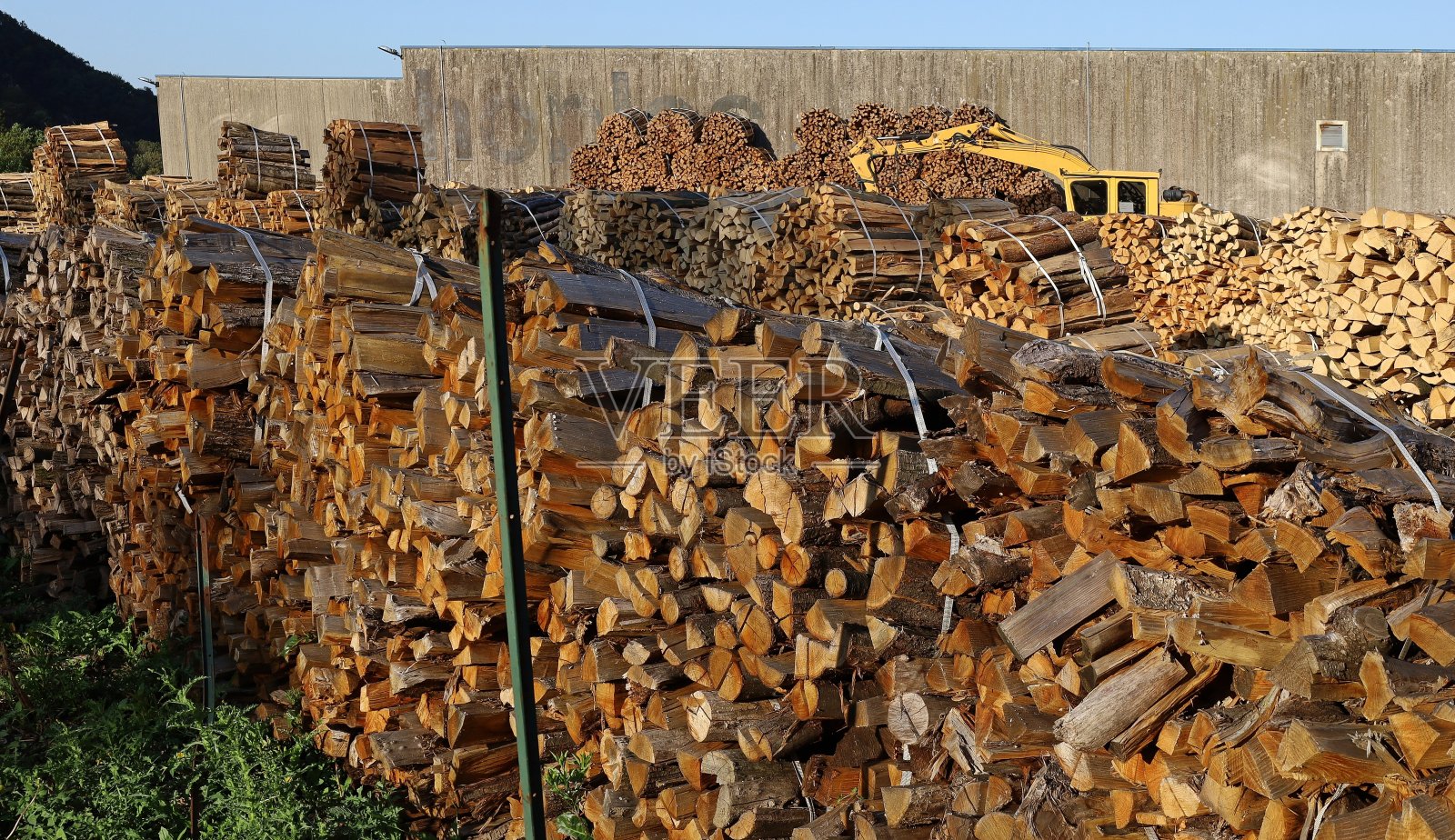 木材厂外一捆捆砍好的柴火照片摄影图片