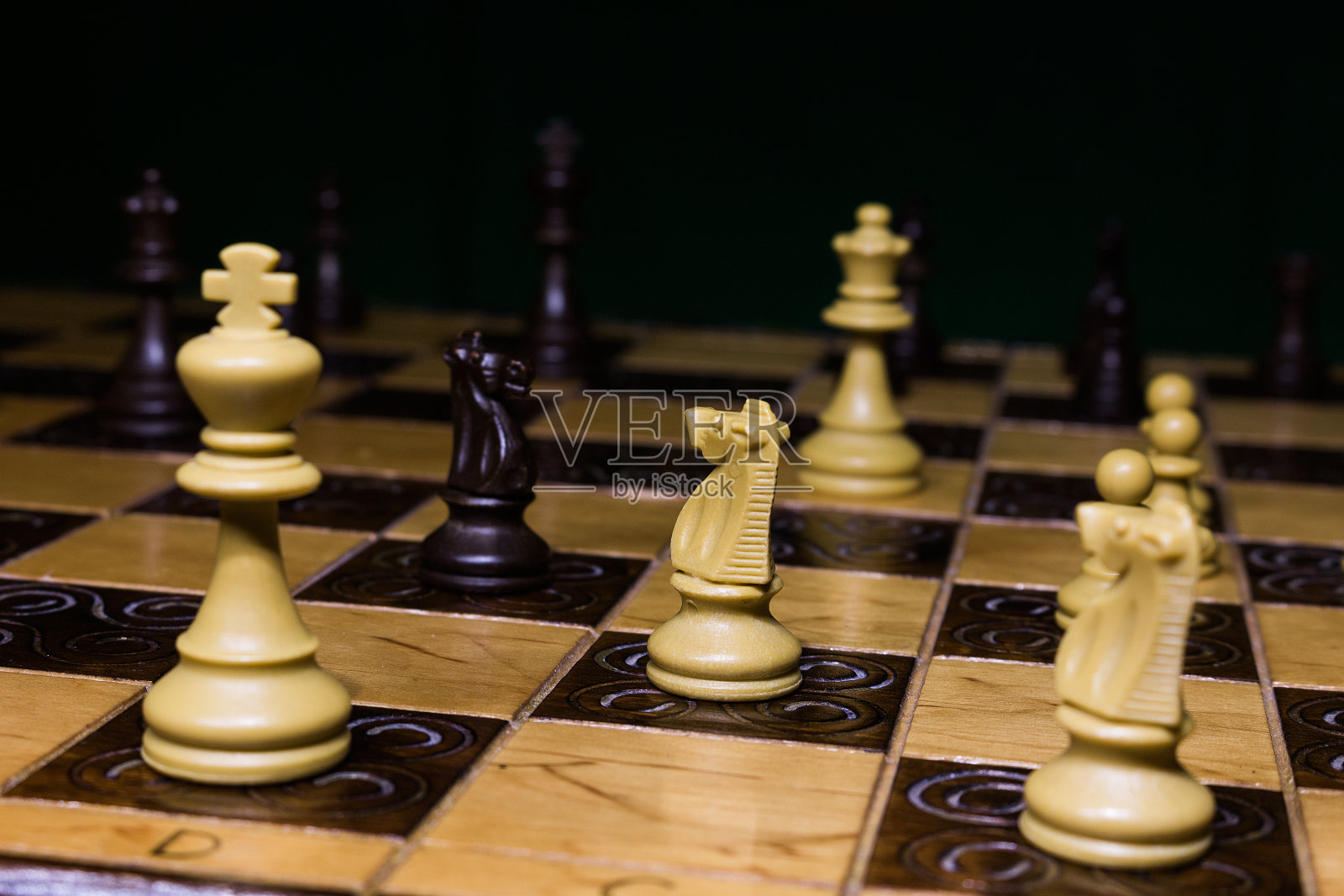 在棋盘上拍摄的象棋照片摄影图片