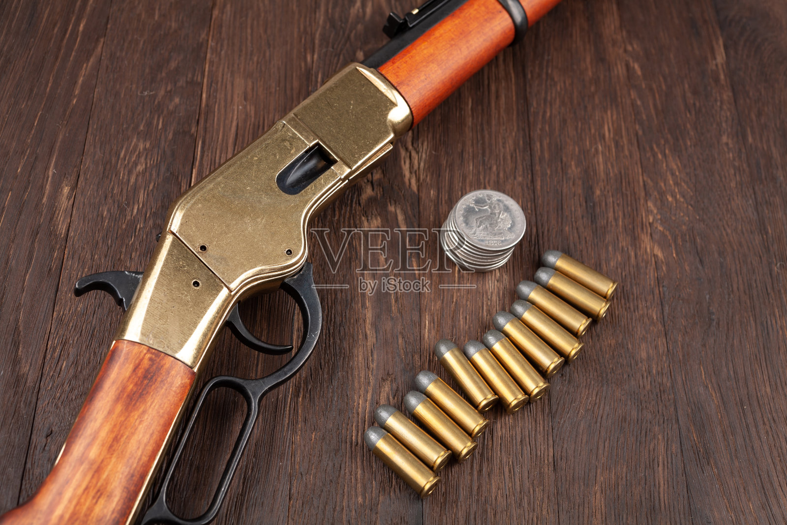 狂野西部步枪和银元弹药照片摄影图片