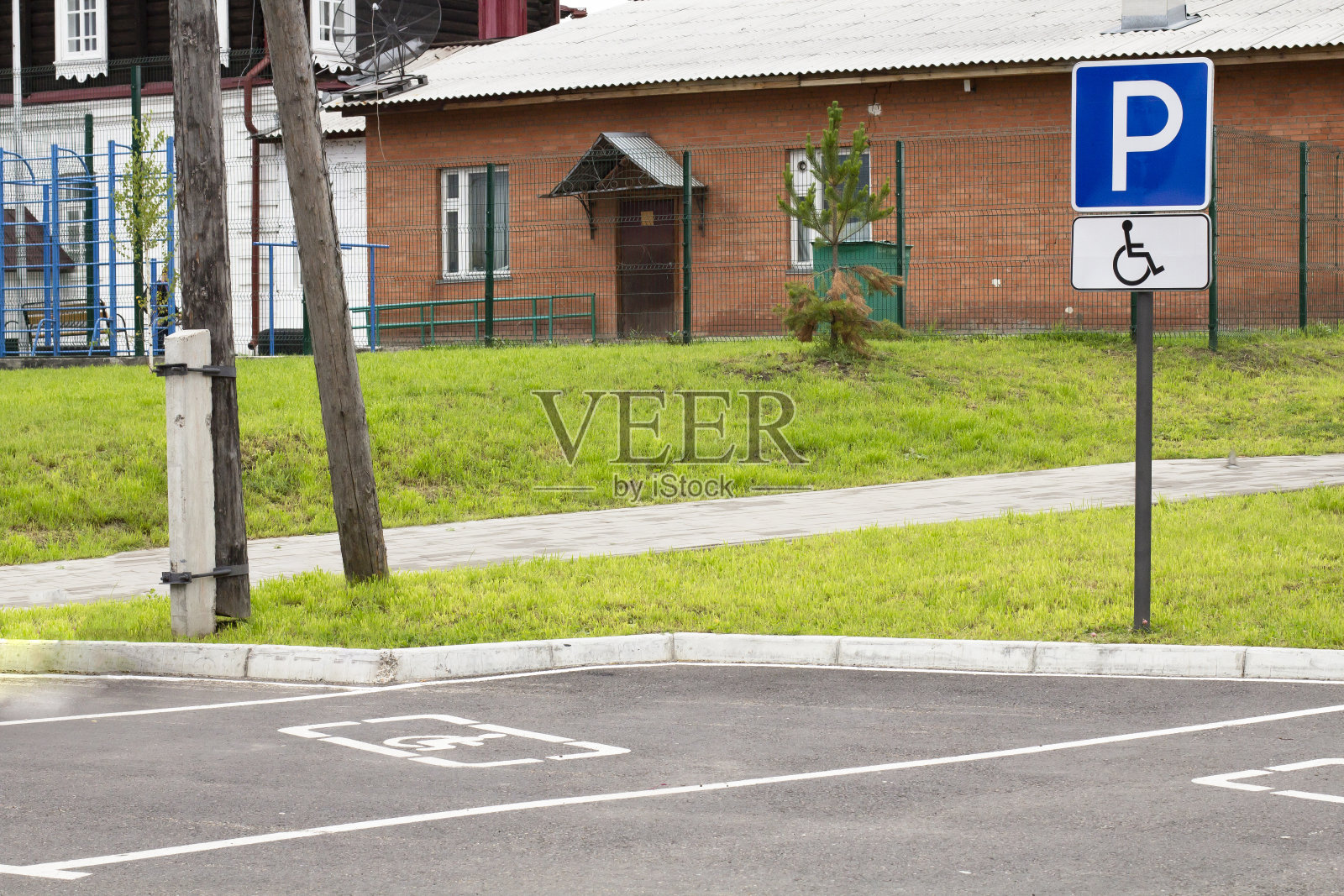 一个小镇上的残疾人停车场。残疾人停车许可证。照片摄影图片
