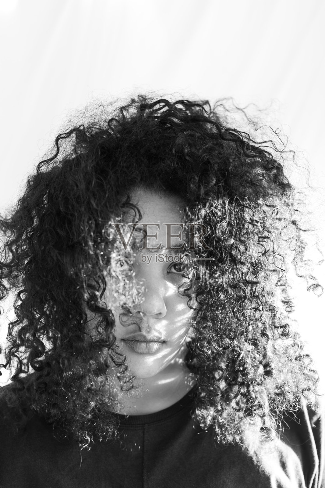 黑人妇女向下看照片摄影图片