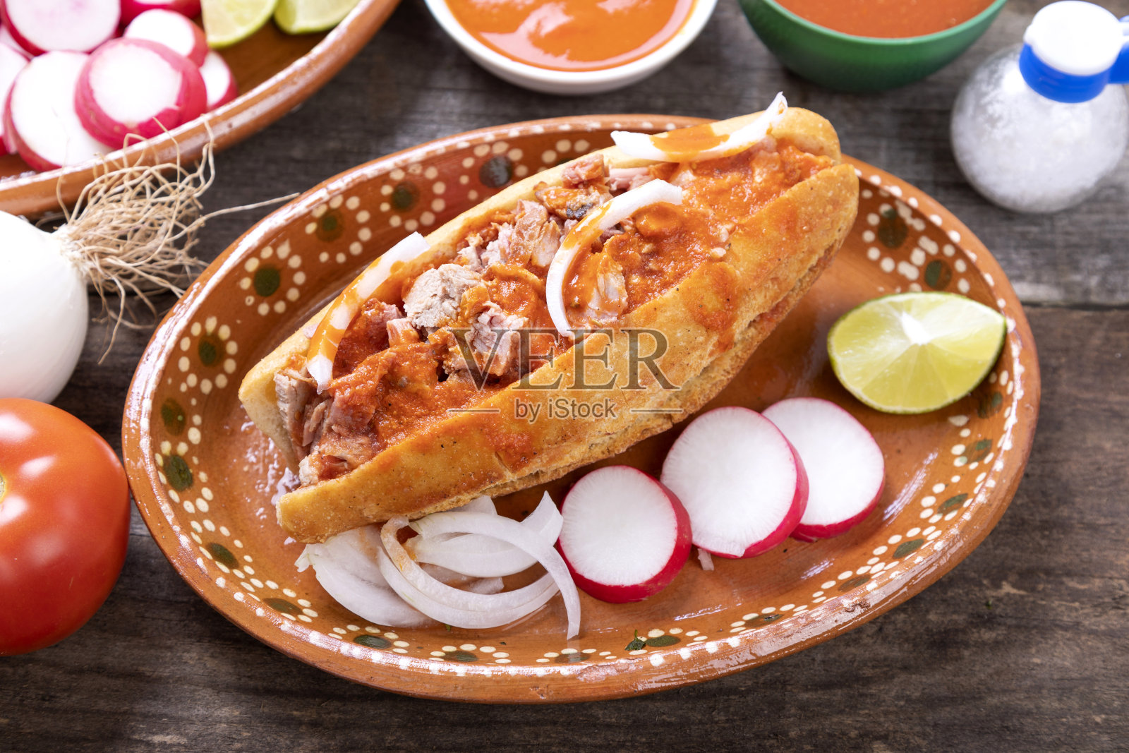 典型的墨西哥菜和酱汁在五颜六色的桌子上照片摄影图片