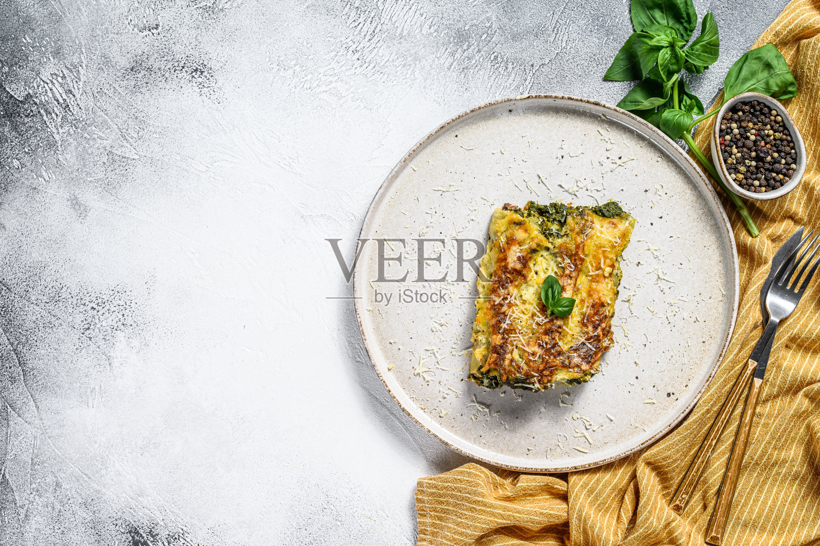 意大利乳清干酪和菠菜Cannelloni。意大利菜。灰色的背景。前视图。本空间照片摄影图片