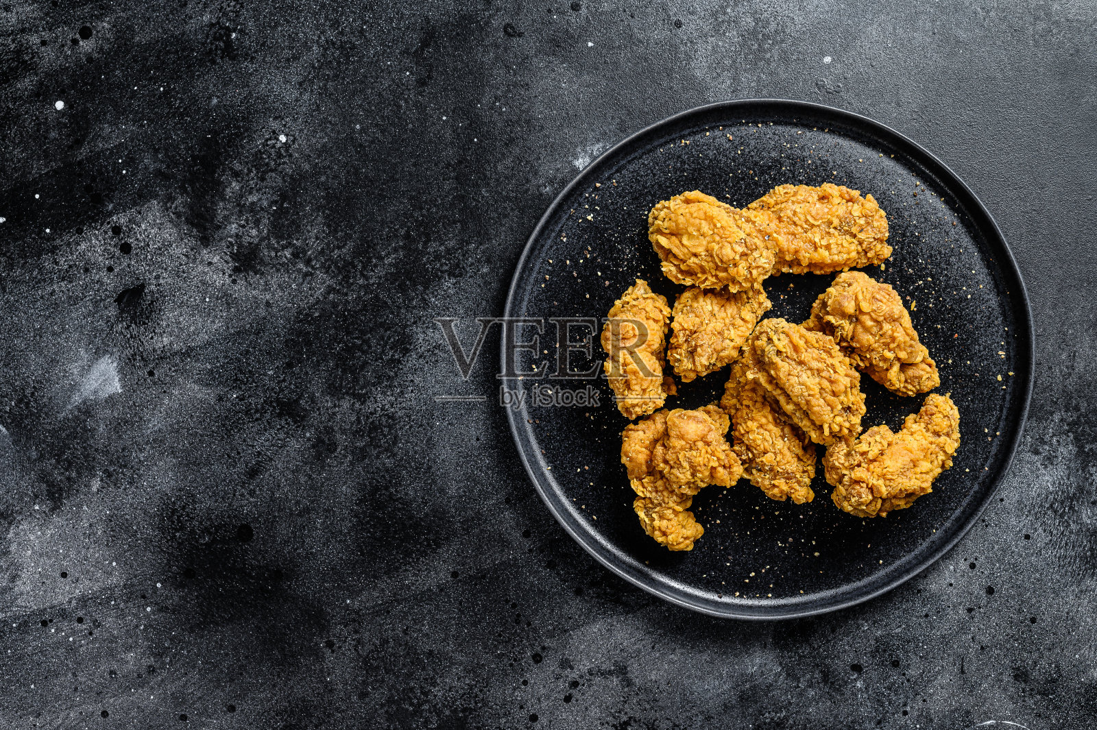 自制酥脆鸡翅。黑色背景。前视图。本空间照片摄影图片