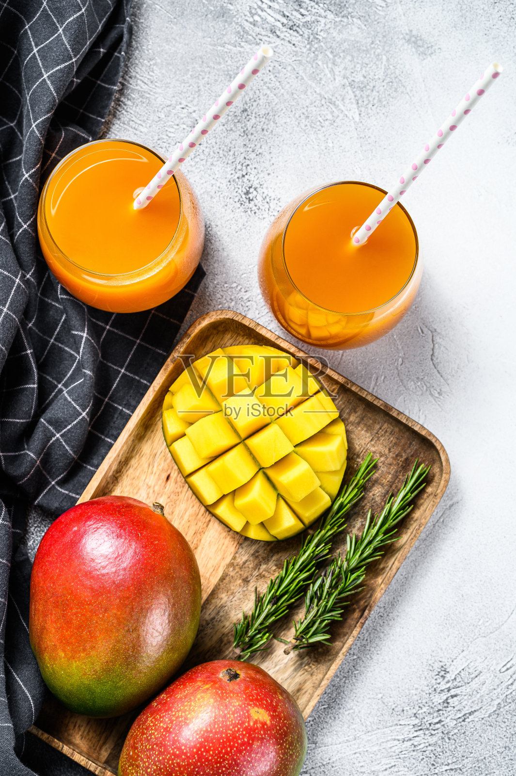 一杯清爽的芒果汁。灰色的背景。俯视图照片摄影图片