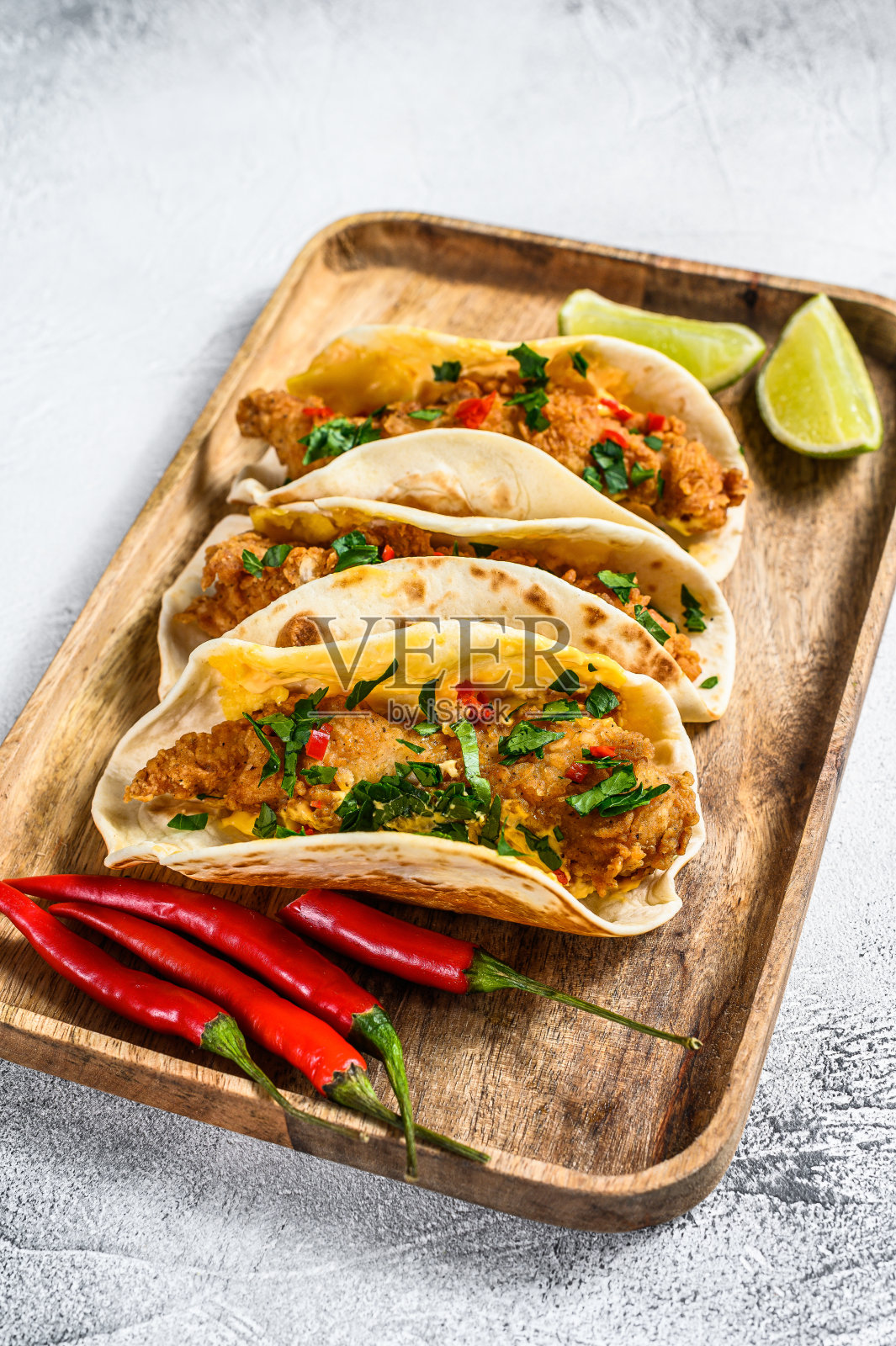 传统的墨西哥玉米饼加欧芹，奶酪和辣椒。白色背景。俯视图照片摄影图片