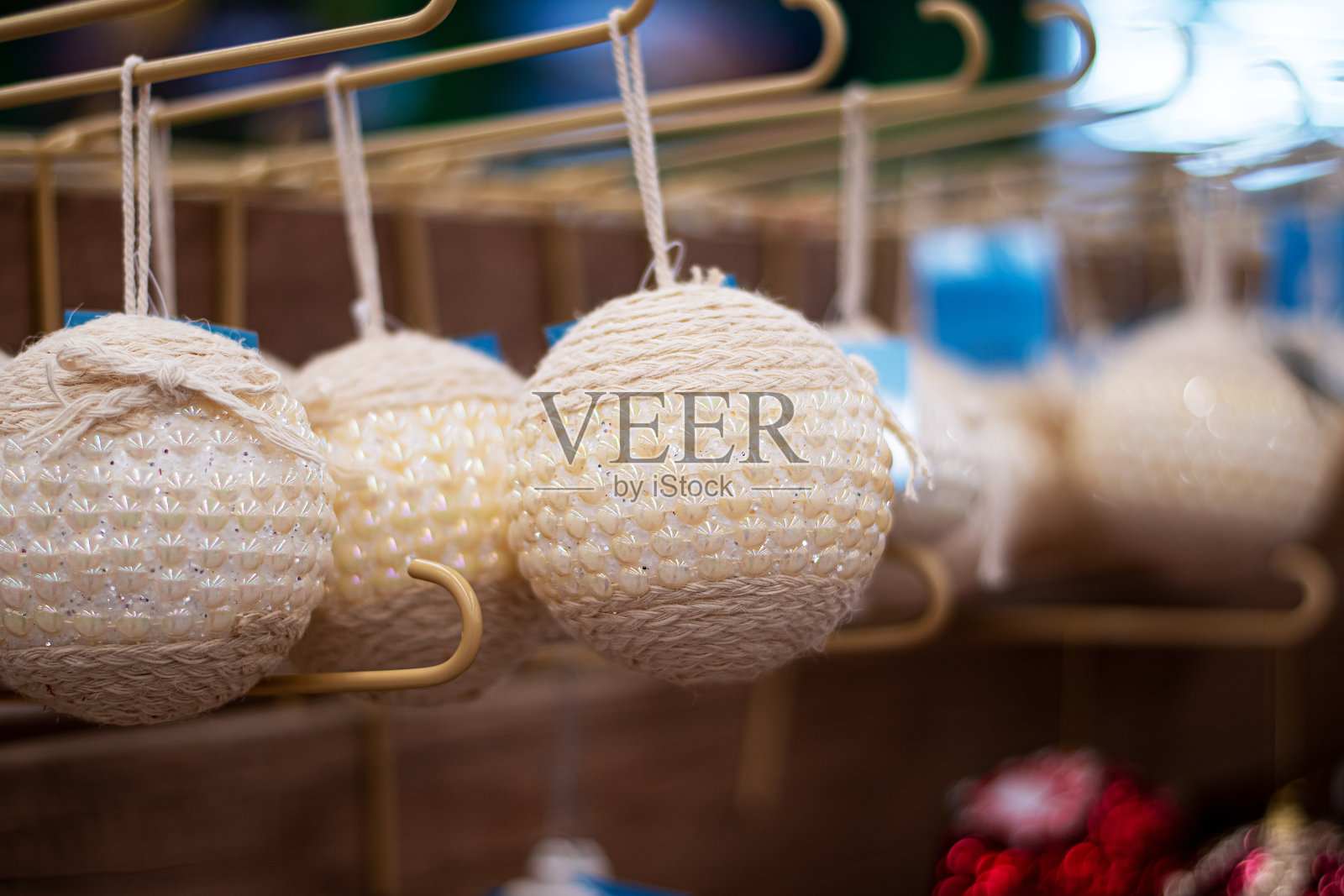 出售圣诞树装饰用玻璃球。购买圣诞节传统décor玩具。米色新年树装饰玩具。照片摄影图片