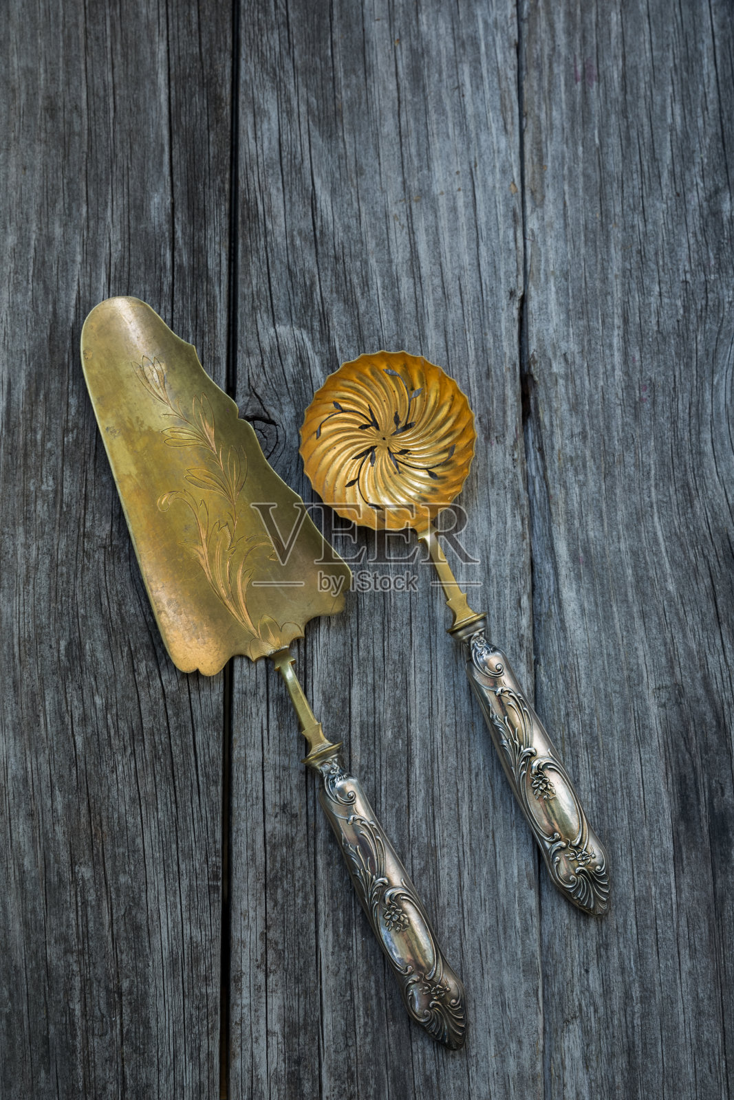 古老的银色餐具甜点在旧的木制背景照片摄影图片