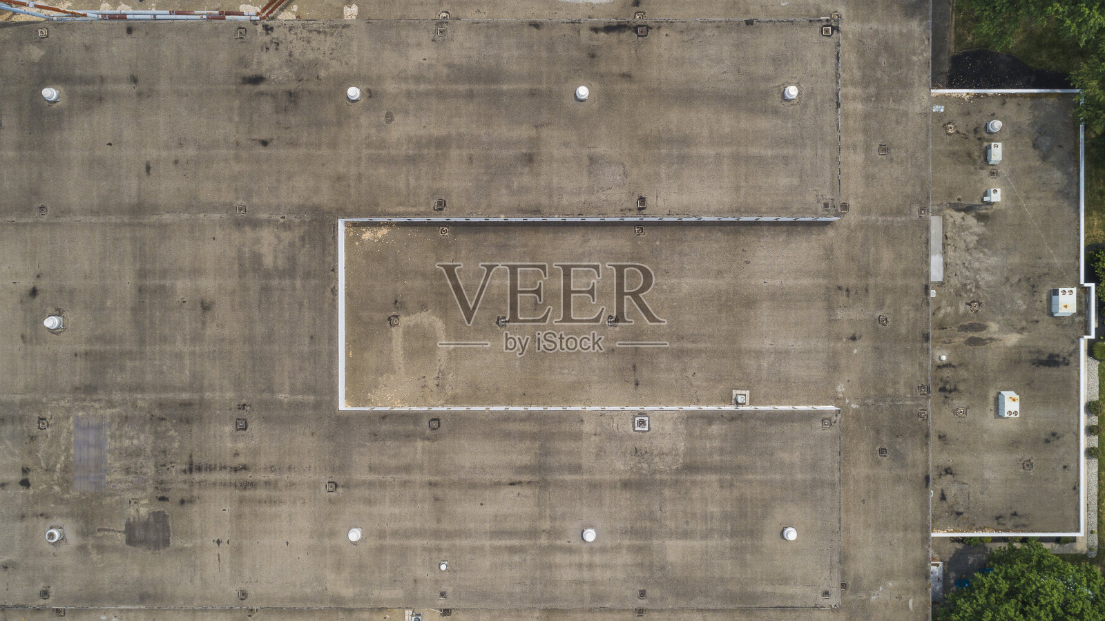 屋顶工业建筑物的屋顶从空中鸟瞰，俯视上方。照片摄影图片