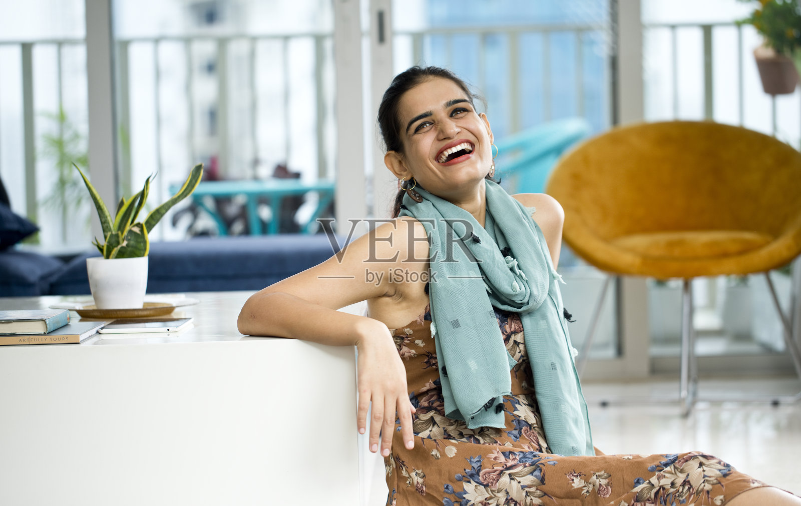 坐在家里的漂亮女人照片摄影图片