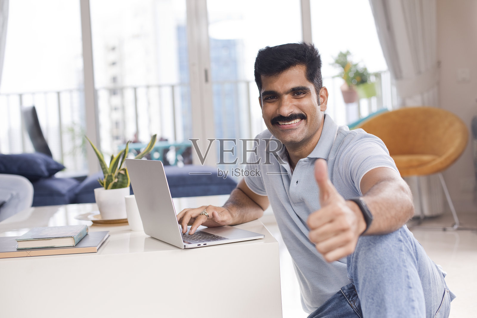 在家里用笔记本电脑工作的男人照片摄影图片