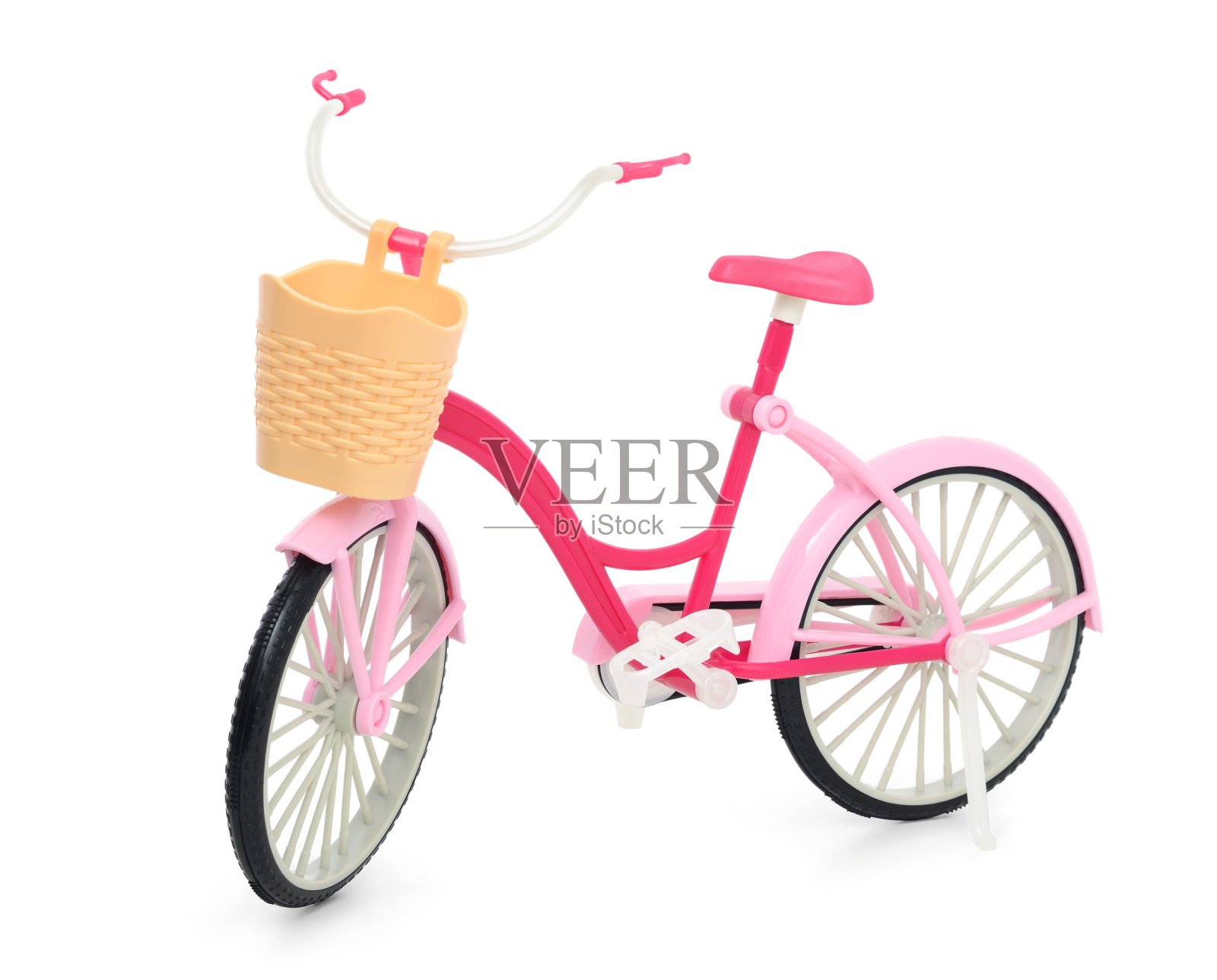 白色背景上有一个孤立的篮子的粉红色自行车。女孩自行车玩具照片摄影图片