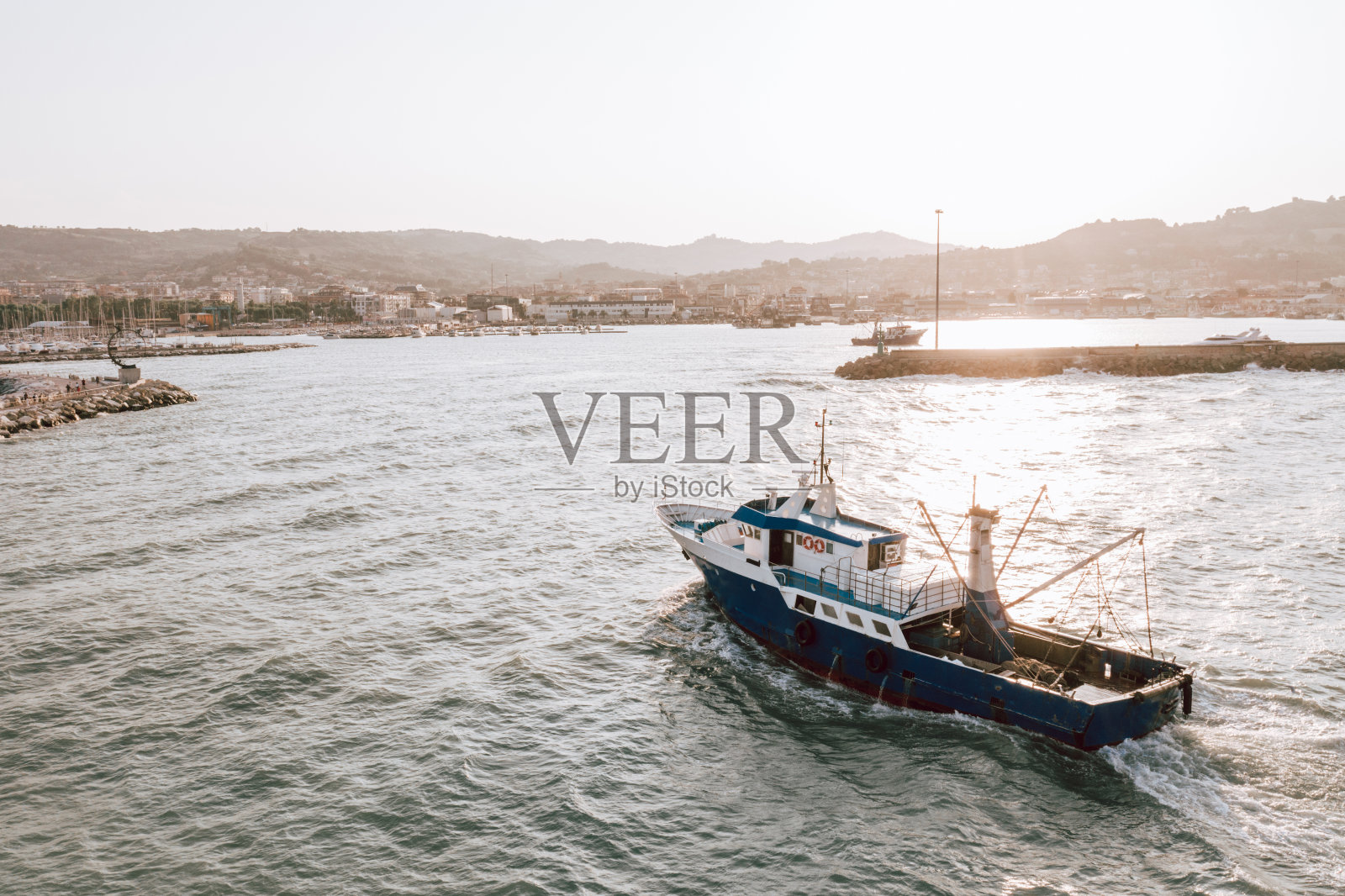 渔船返回港口照片摄影图片