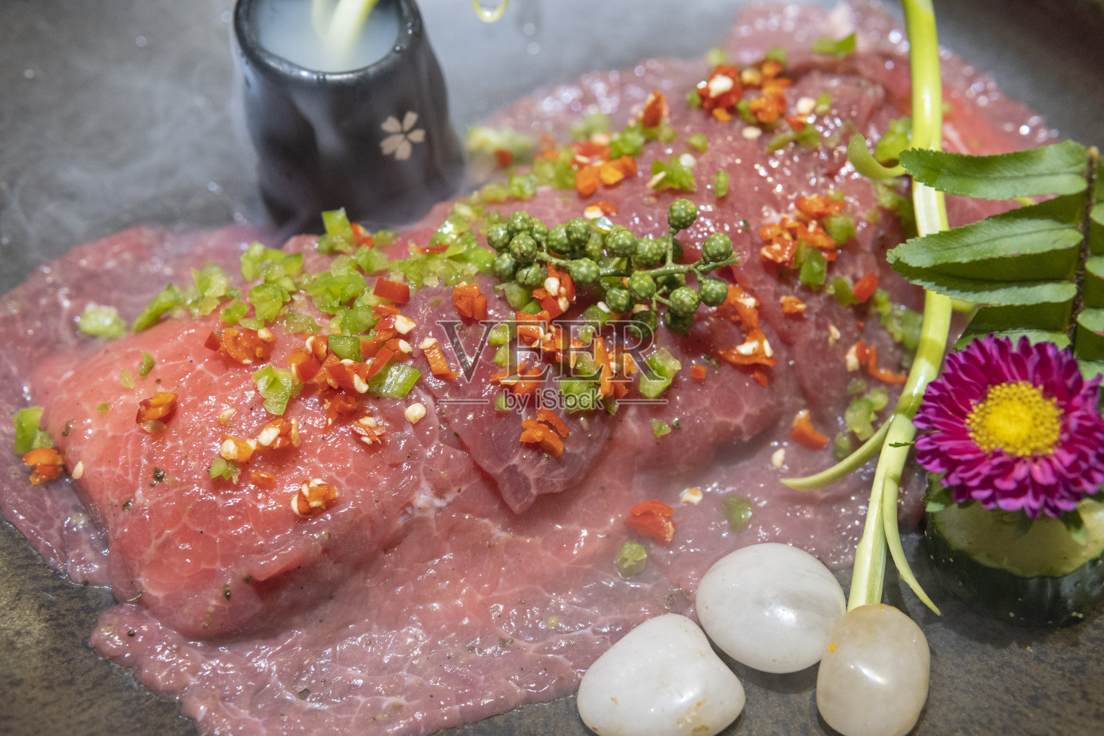 特写辛辣的火锅菜香辣牛肉照片摄影图片