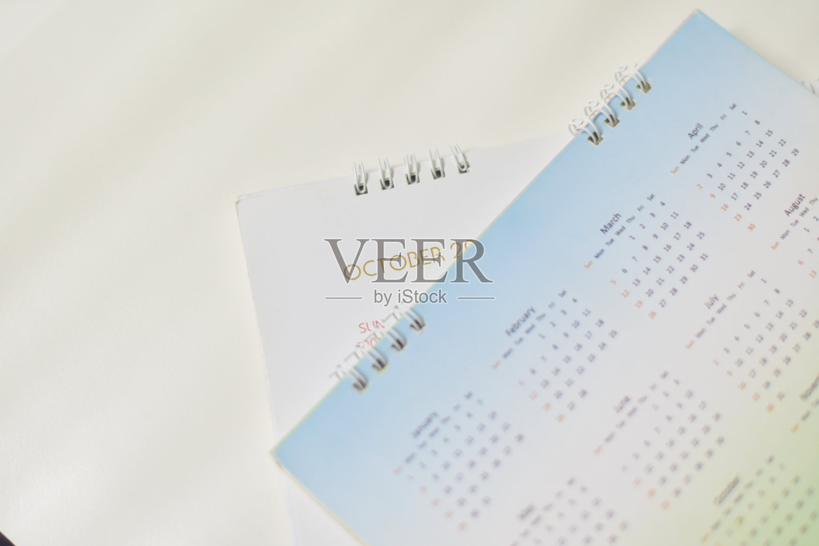 模糊日历在白色色调规划2021年的概念。照片摄影图片