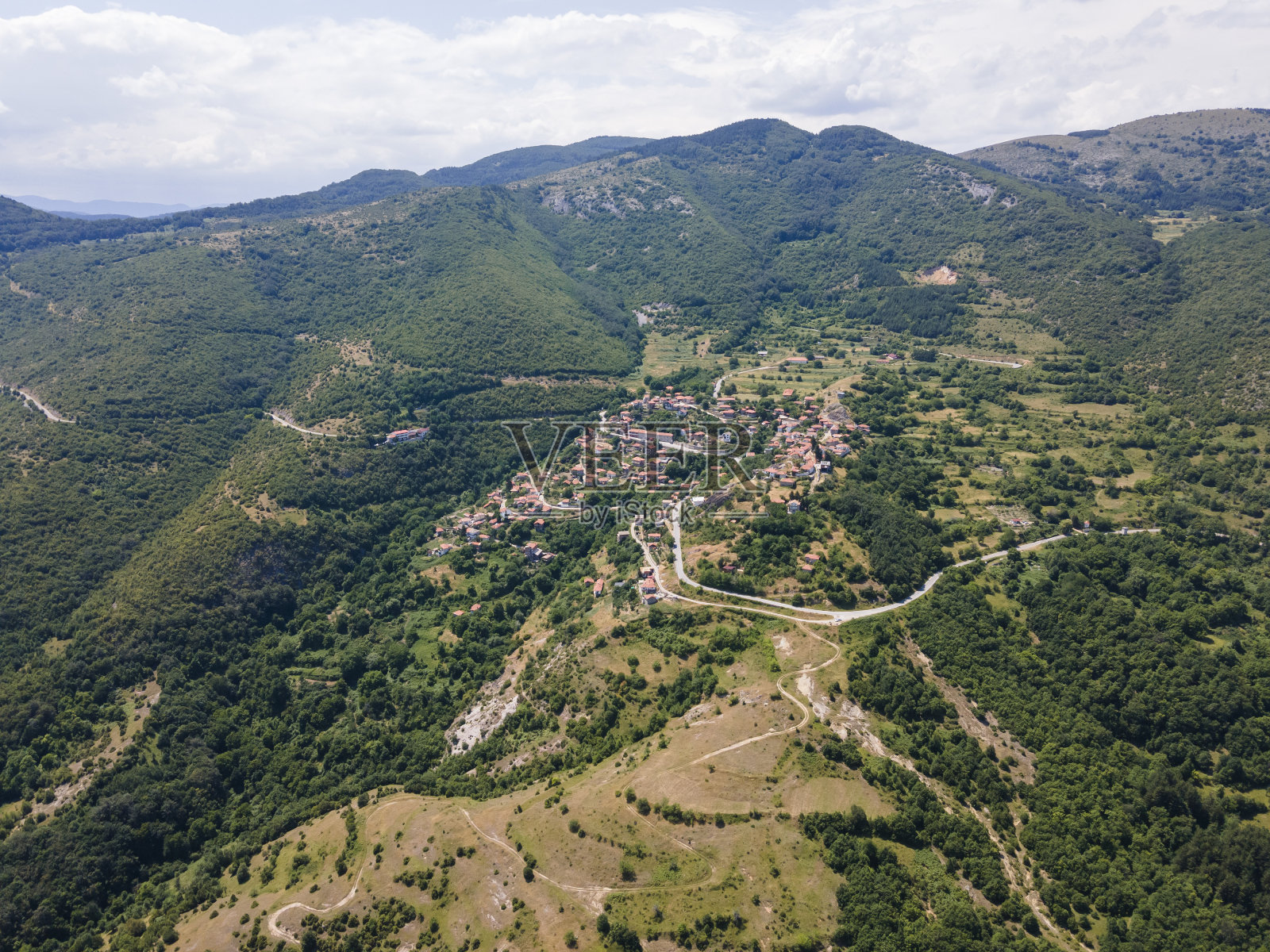 保加利亚Oreshets村附近的Rhodope山照片摄影图片