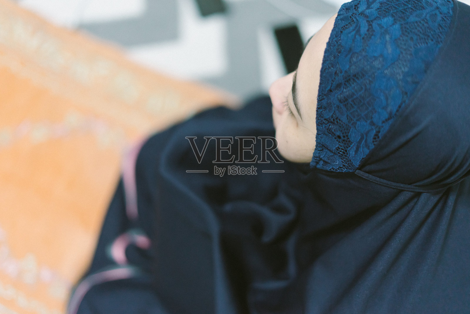 穆斯林妇女在卧室祈祷顶视图照片摄影图片