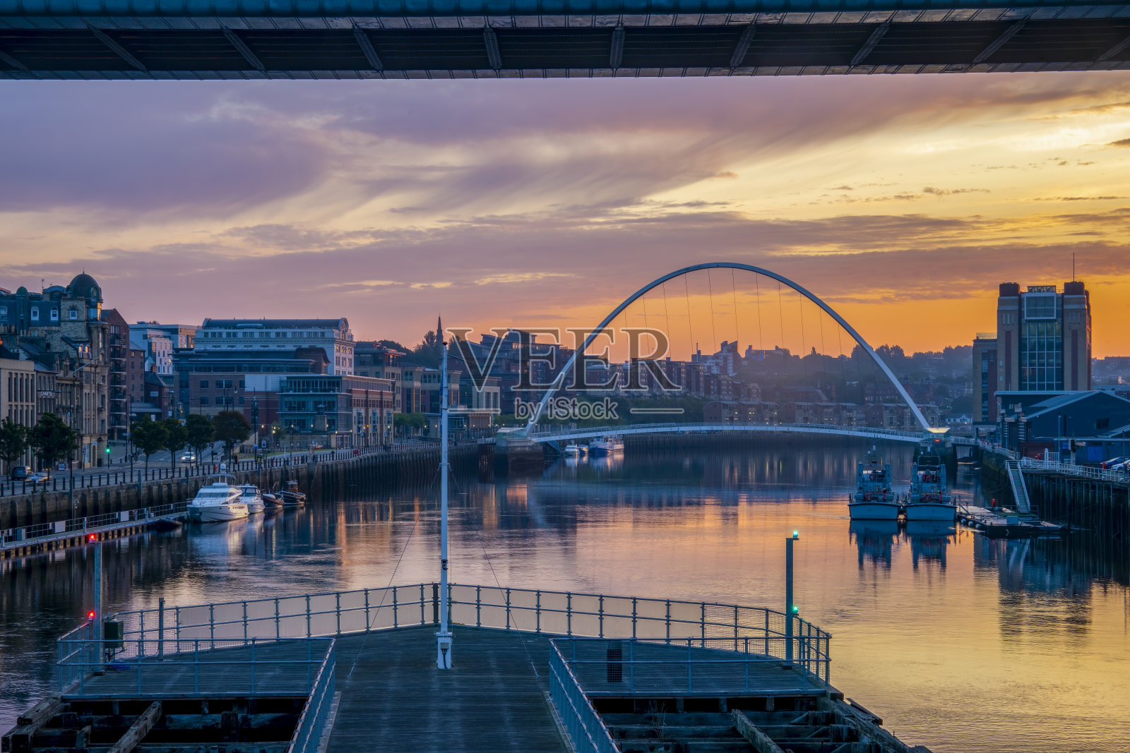 日出时分的泰恩河照片摄影图片