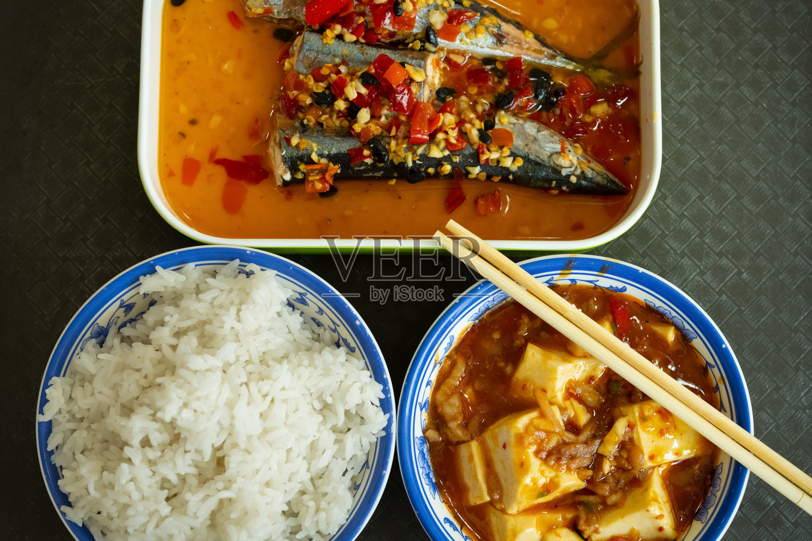 顶视图快餐辣鱼和豆腐猪肉照片摄影图片