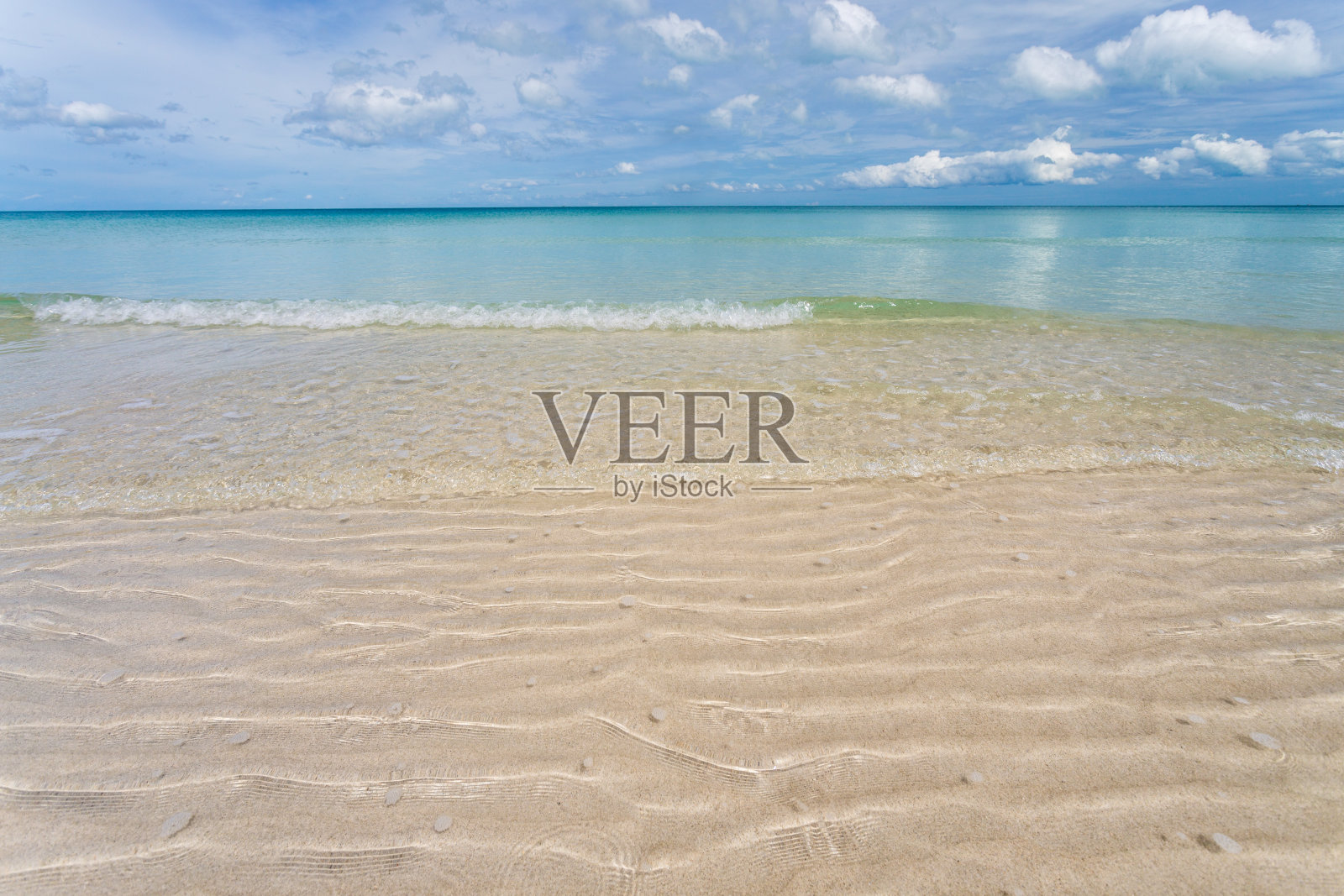 泰国苏梅岛查翁海滩清澈透明的海水。新冠肺炎后无游客使海洋生态完全恢复，自然平衡照片摄影图片